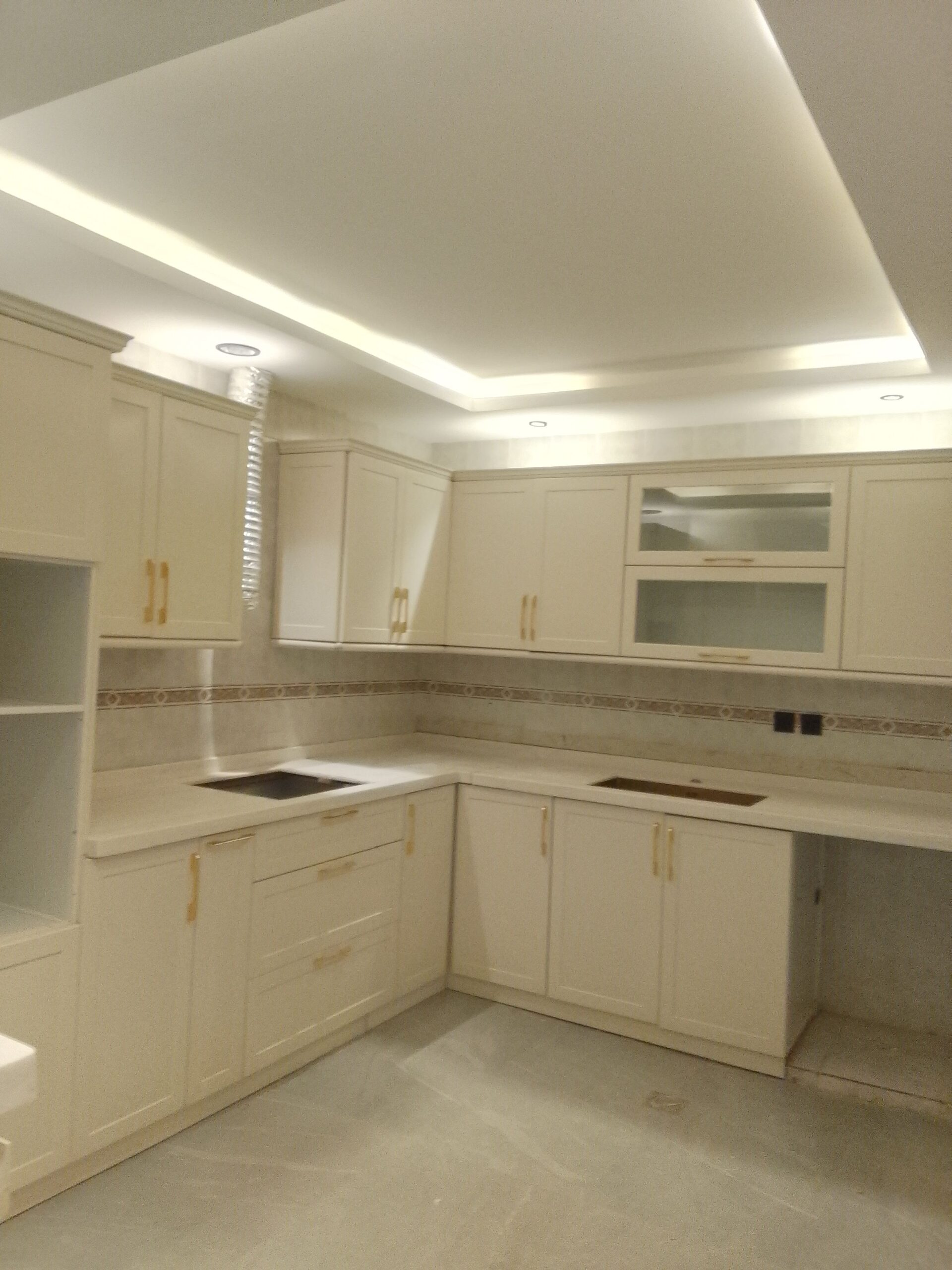 فني المنيوم تفصيل وصيانة مطابخ ابواب شبابيك فك وتر