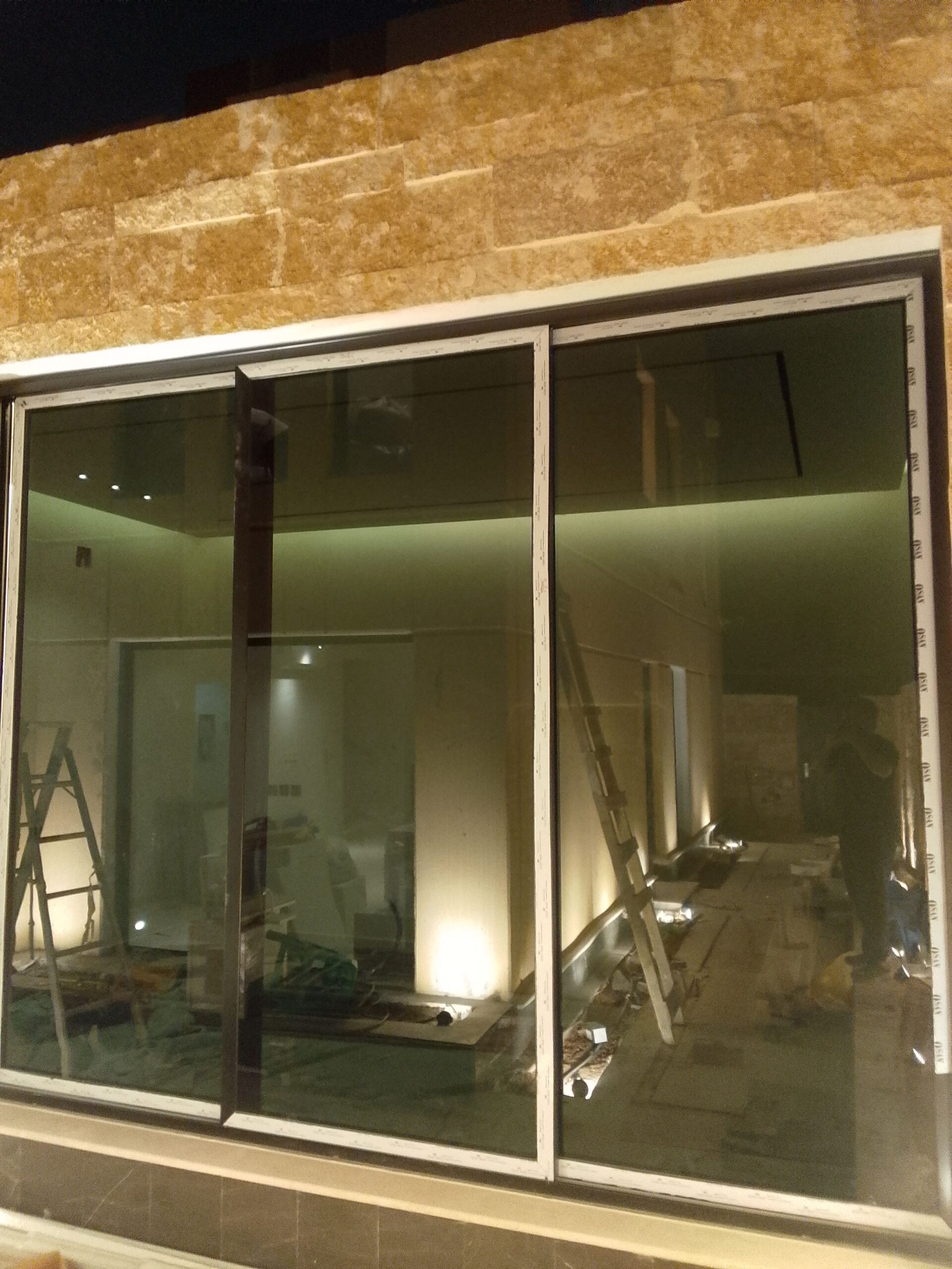 فني المنيوم تفصيل وصيانة مطابخ ابواب شبابيك فك وتر