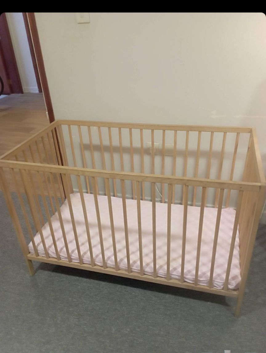 كرسي نوم اطفال ممتاز وبحاله جيده ومرتبه