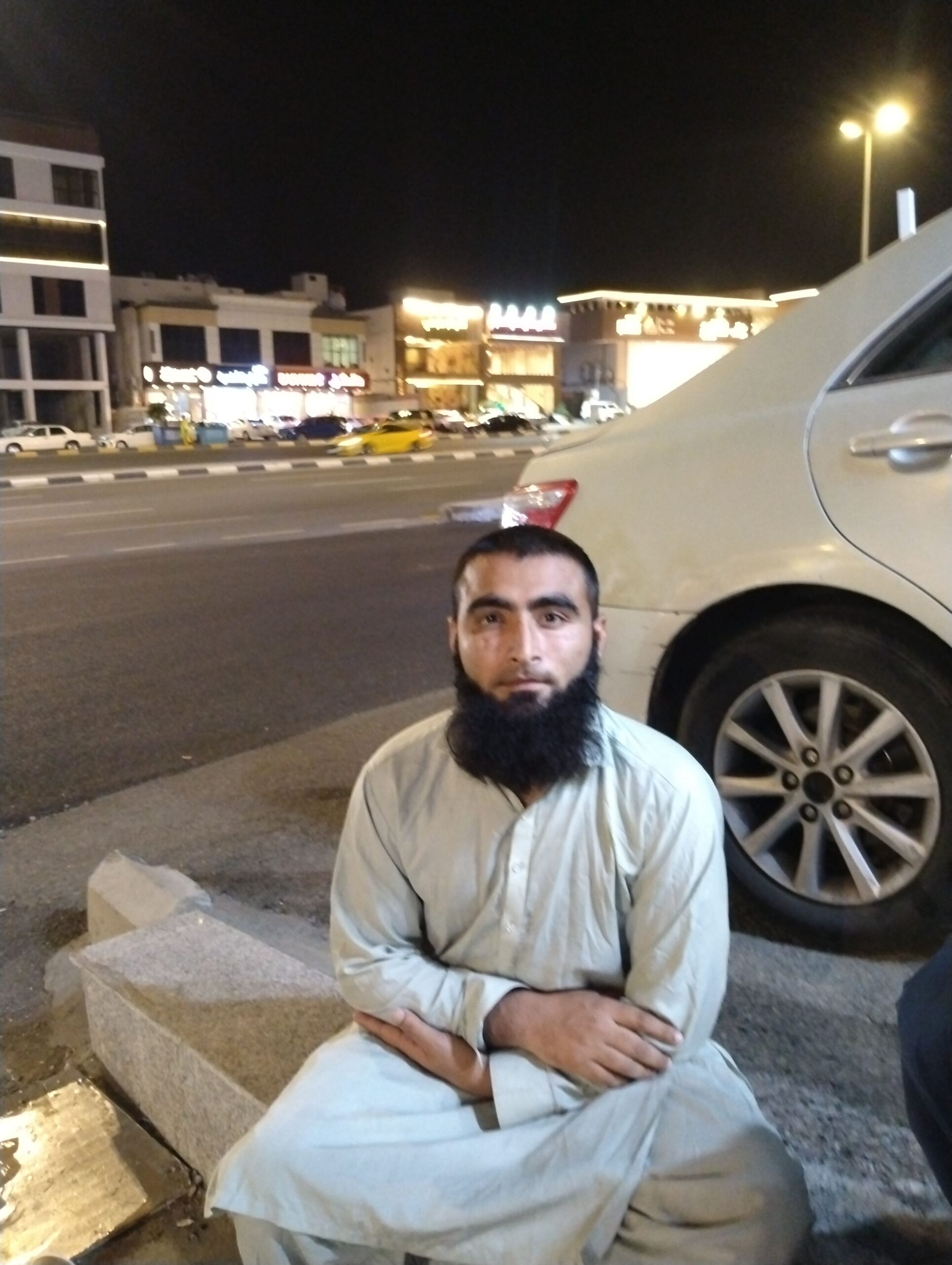 محتاج شغل حارس اماره جنسيه باكستاني