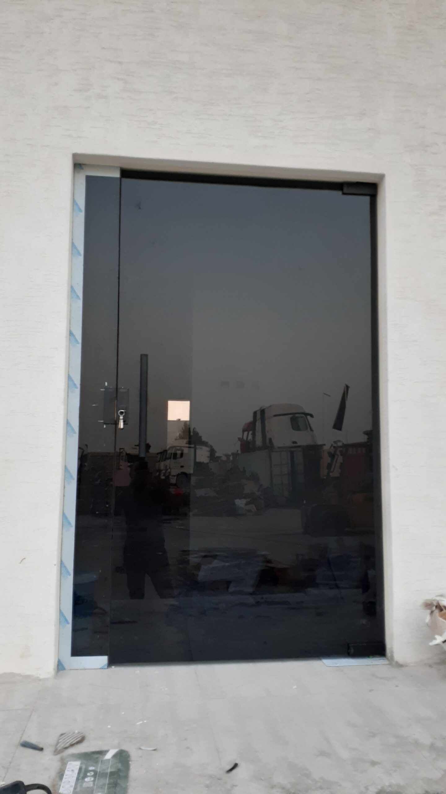 زجاج سكريت اسود وشفاف في الهفوف 0574342032