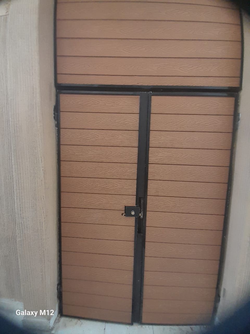 تكسيات بديل الخشب للابواب القديمه