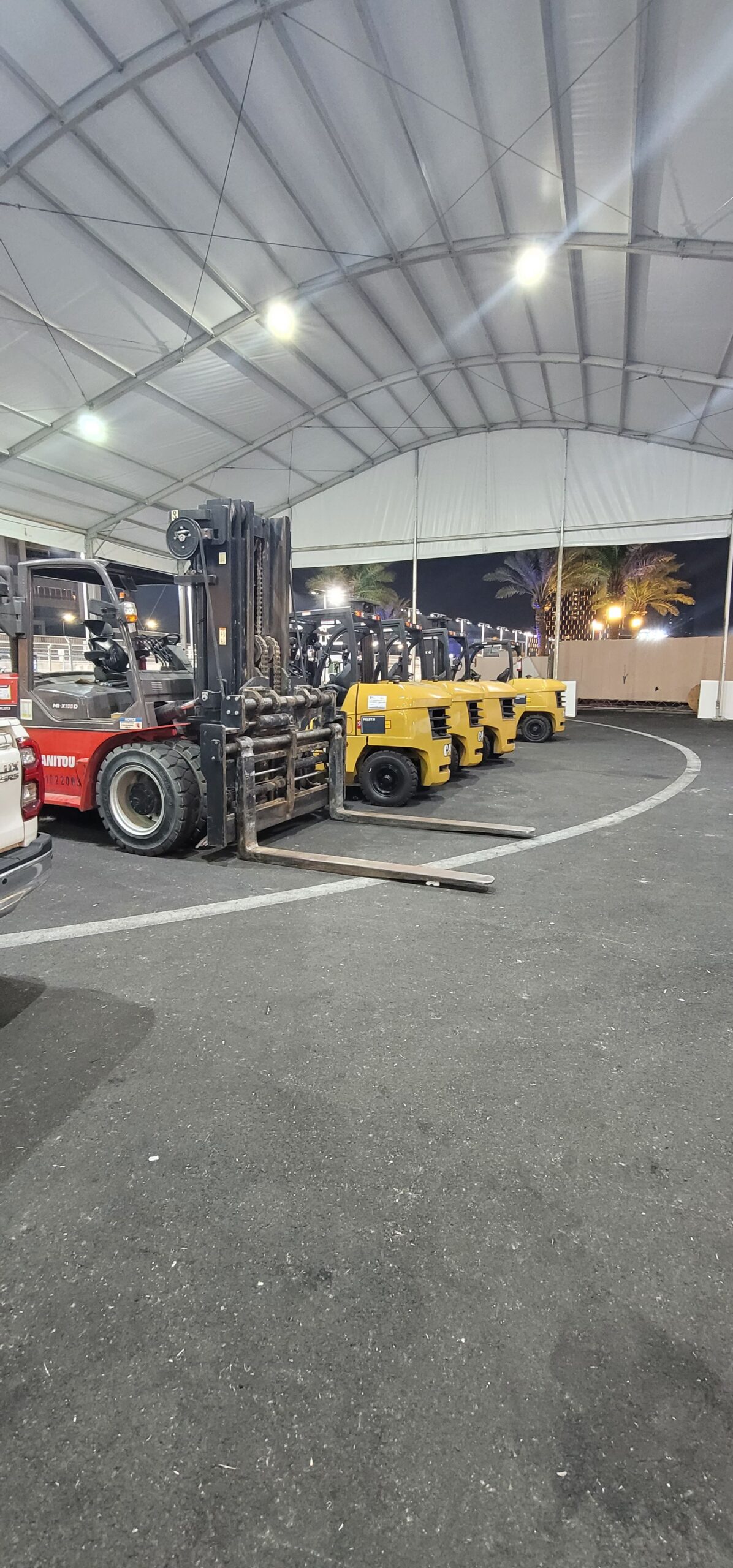 سيزر لفت مانلفت للايجار روافع شوكيه ومقصيه للايجار