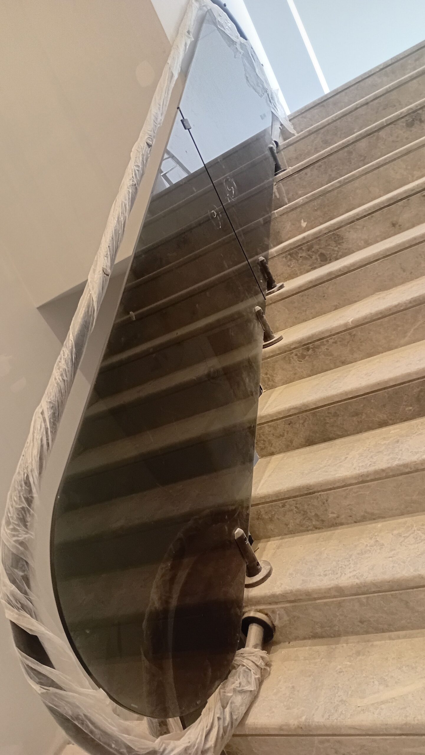 تفصيل زجاج سكوريت تفصيل زجاج الدرج درابزين زجاج