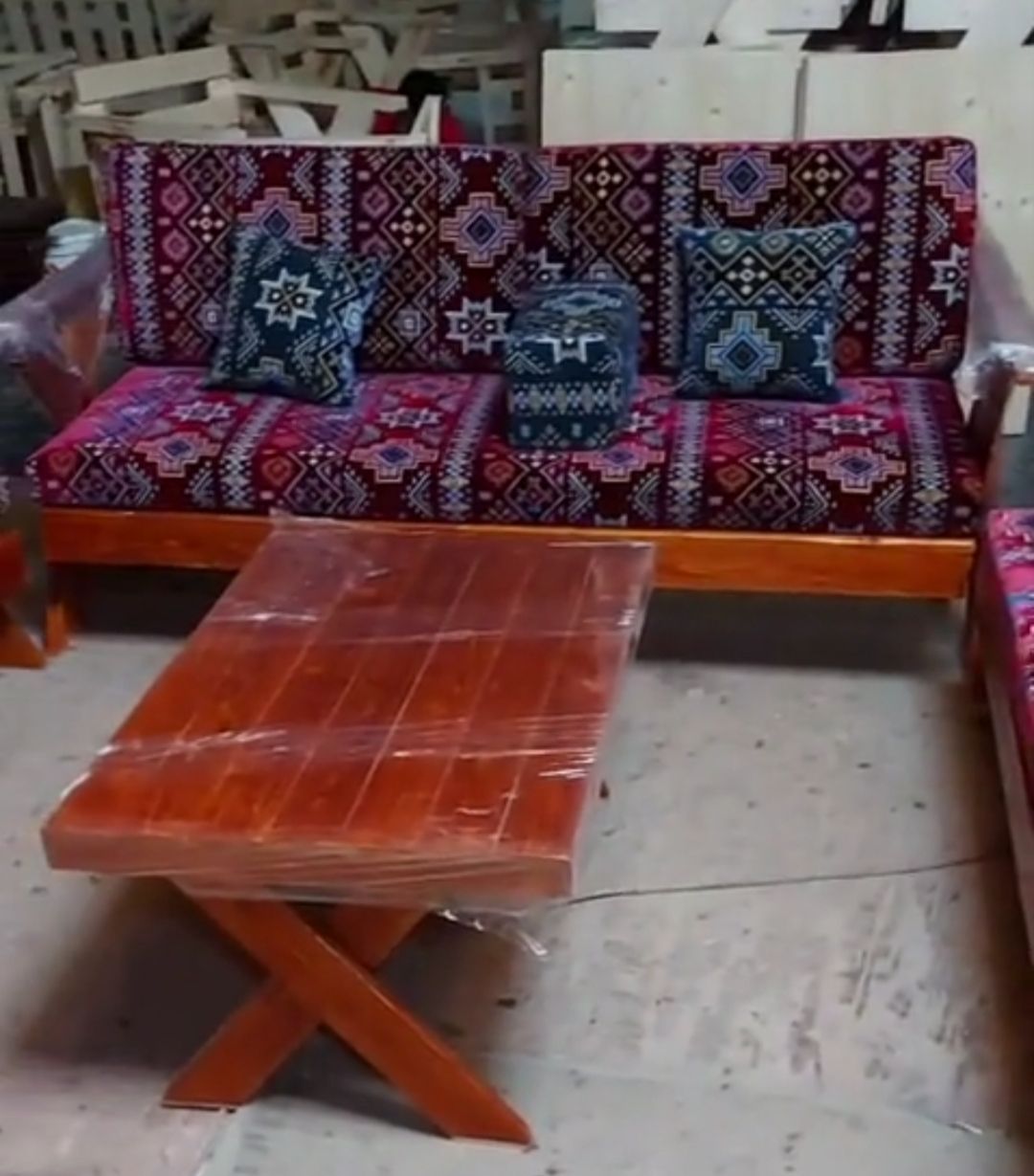 کرسی خشبی وحدید مع الجلسات وغطاء