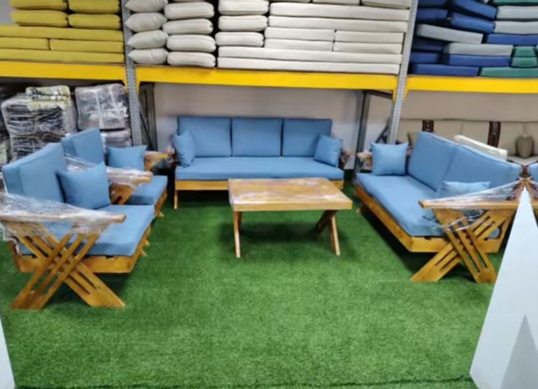 کرسی خشبی وحدید مع الجلسات وغطاء