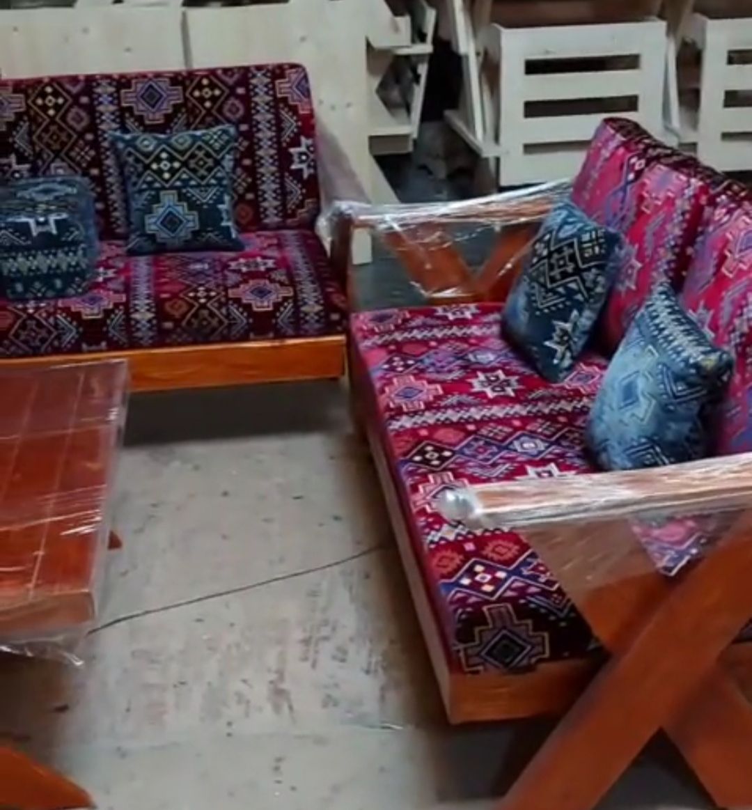 کرسی خشبی وحدید مع الجلسات وغطاء