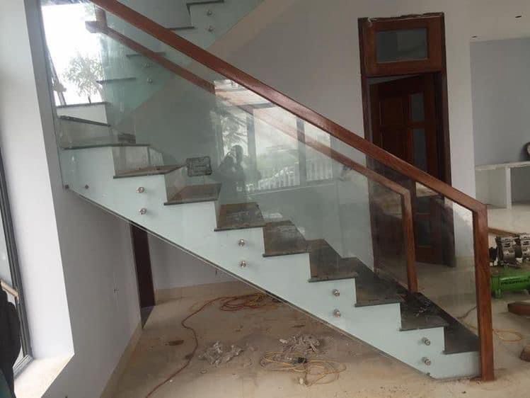 تفصيل زجاج سكوريت تفصيل زجاج الدرج درابزين زجاج