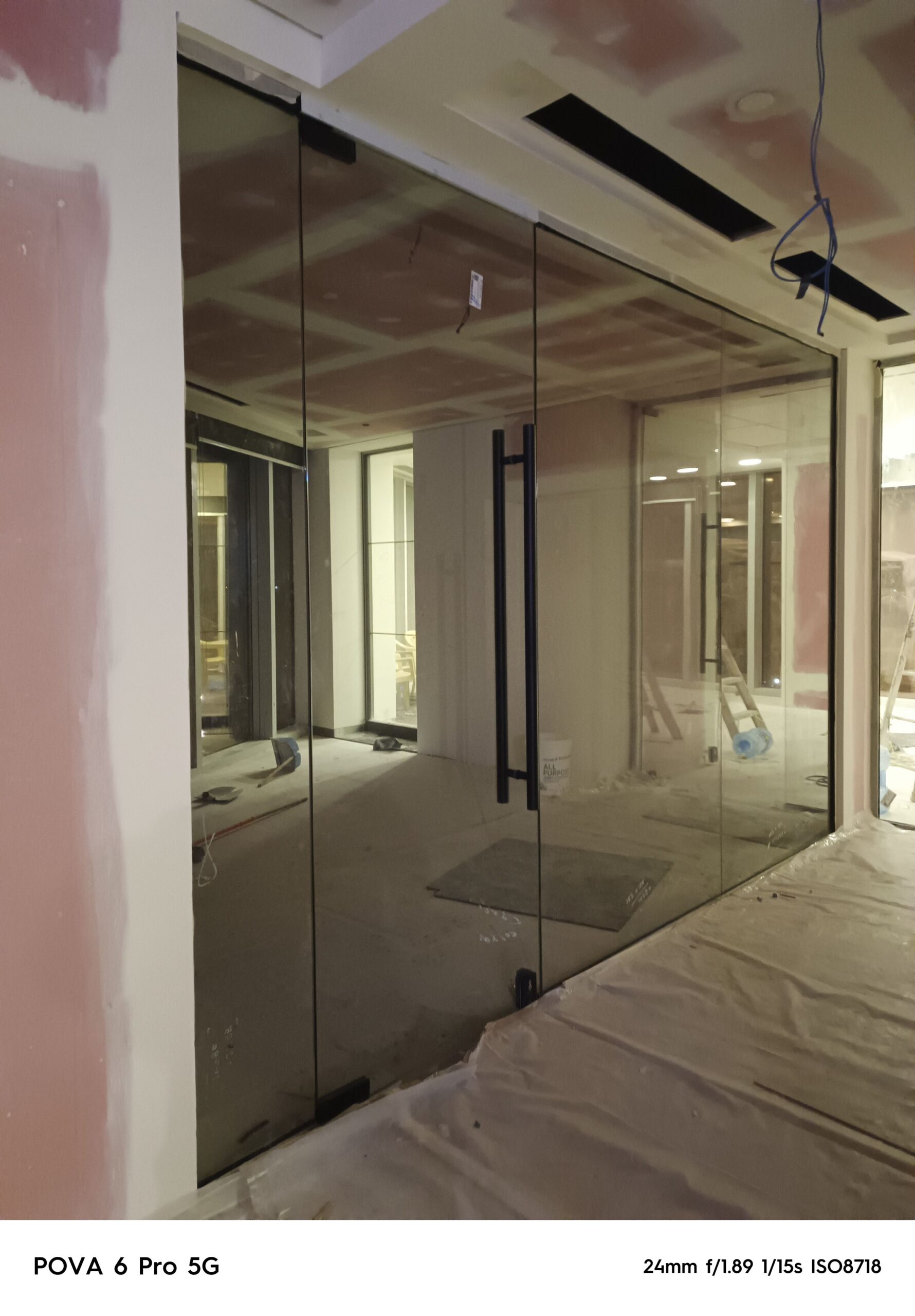 فني تركيب زجاج سيوكريت . تركيب استيكرات