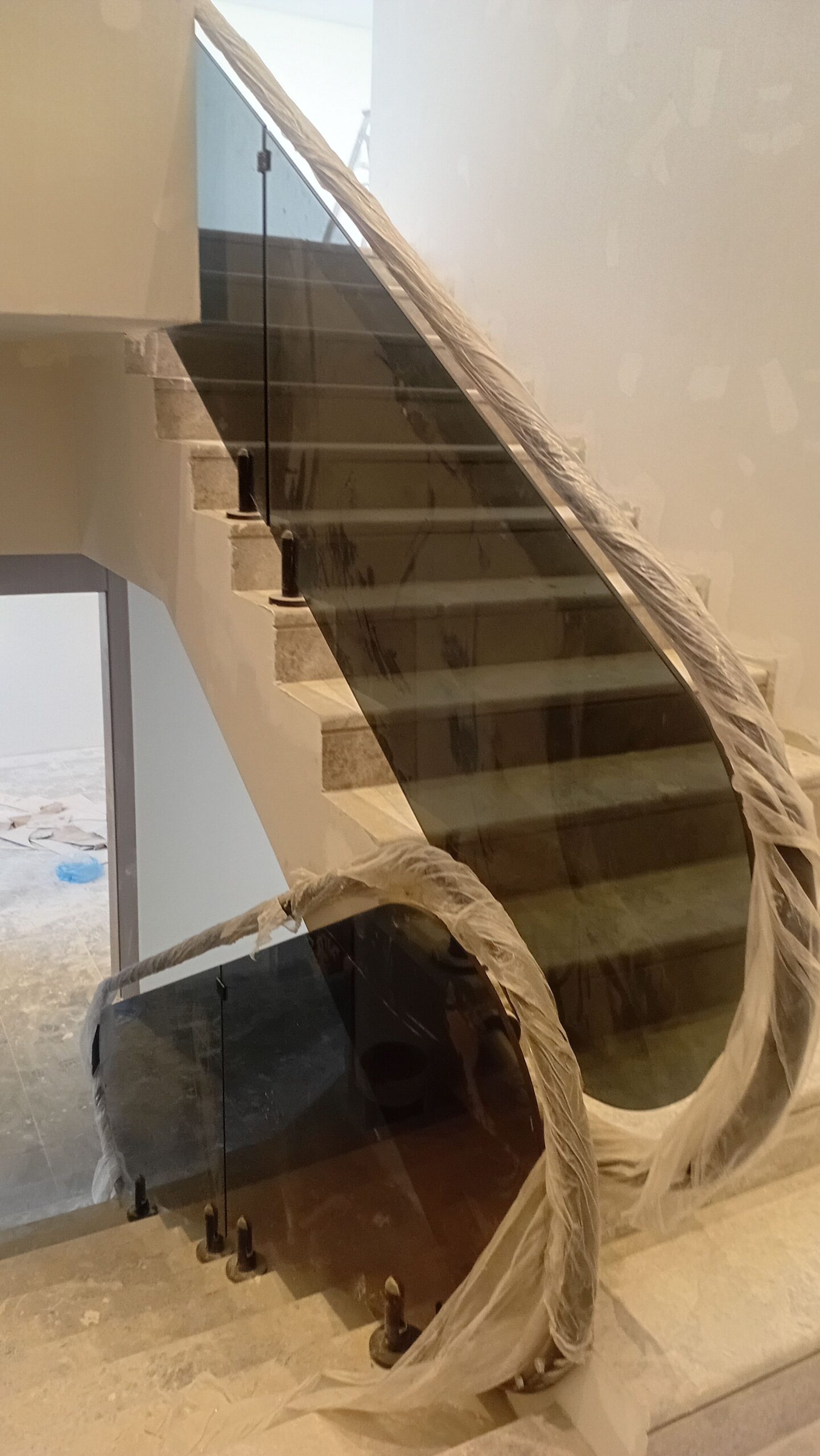 تفصيل زجاج سكوريت تفصيل زجاج الدرج درابزين زجاج