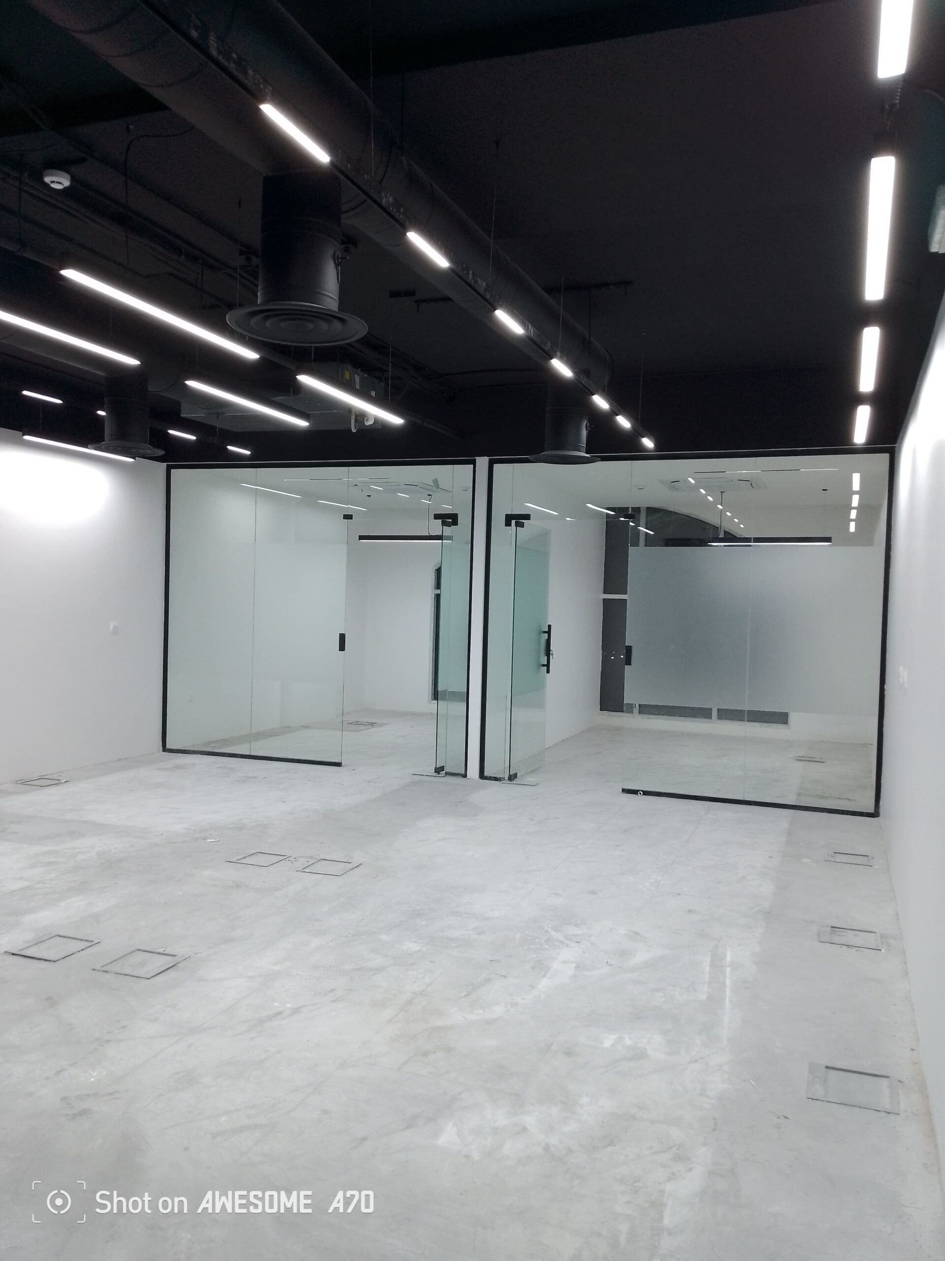 فني تركيب زجاج سيوكريت . تركيب استيكرات