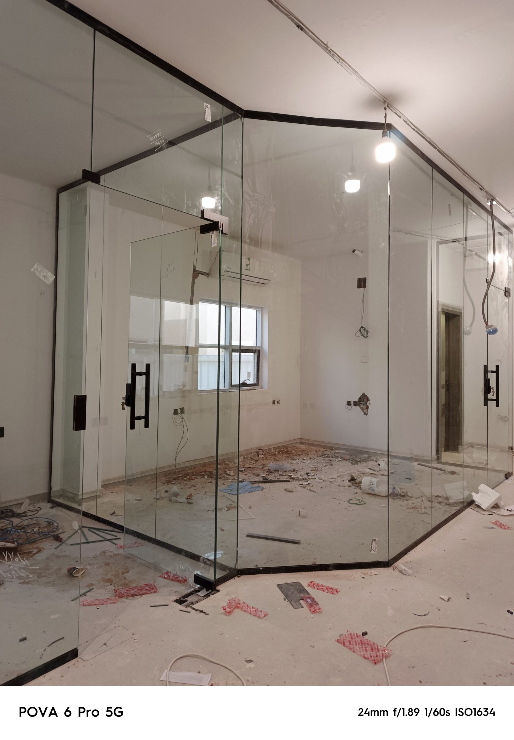 فني تركيب زجاج سيوكريت . تركيب استيكرات