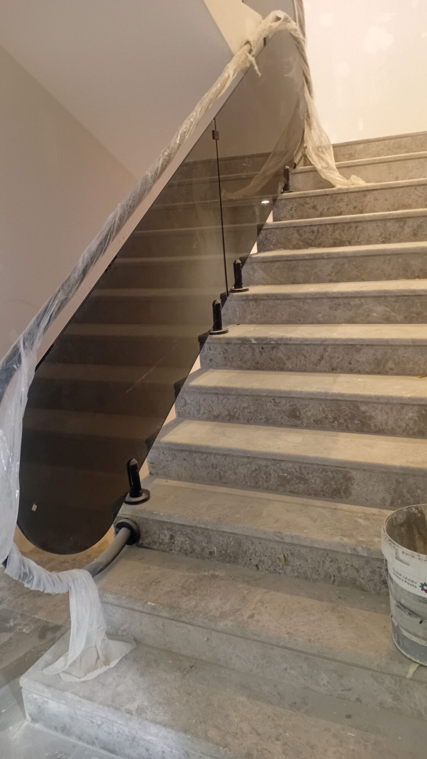 تفصيل زجاج سكوريت تفصيل زجاج الدرج درابزين زجاج