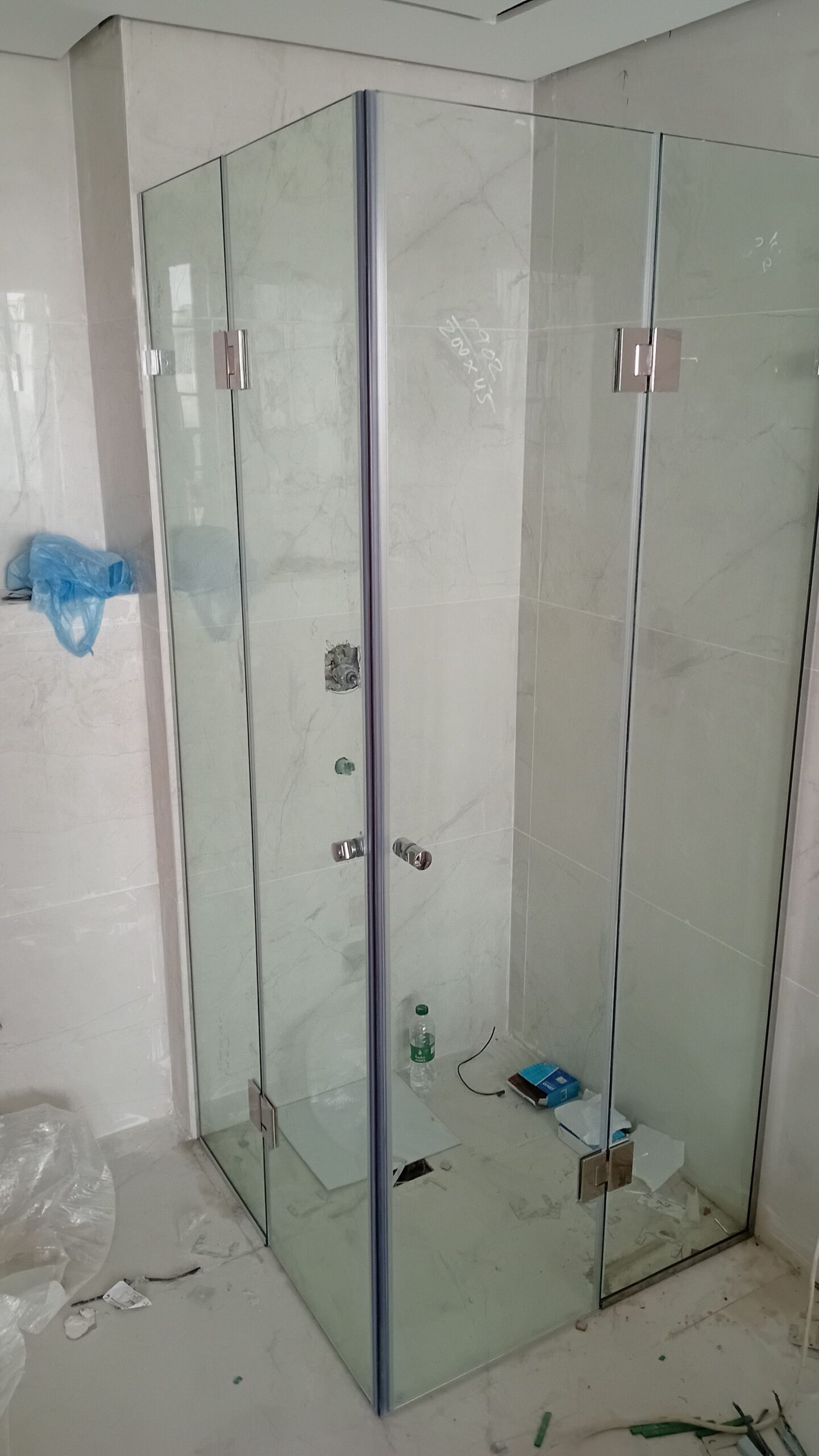 تفصيل زجاج سكوريت تفصيل زجاج الدرج درابزين زجاج