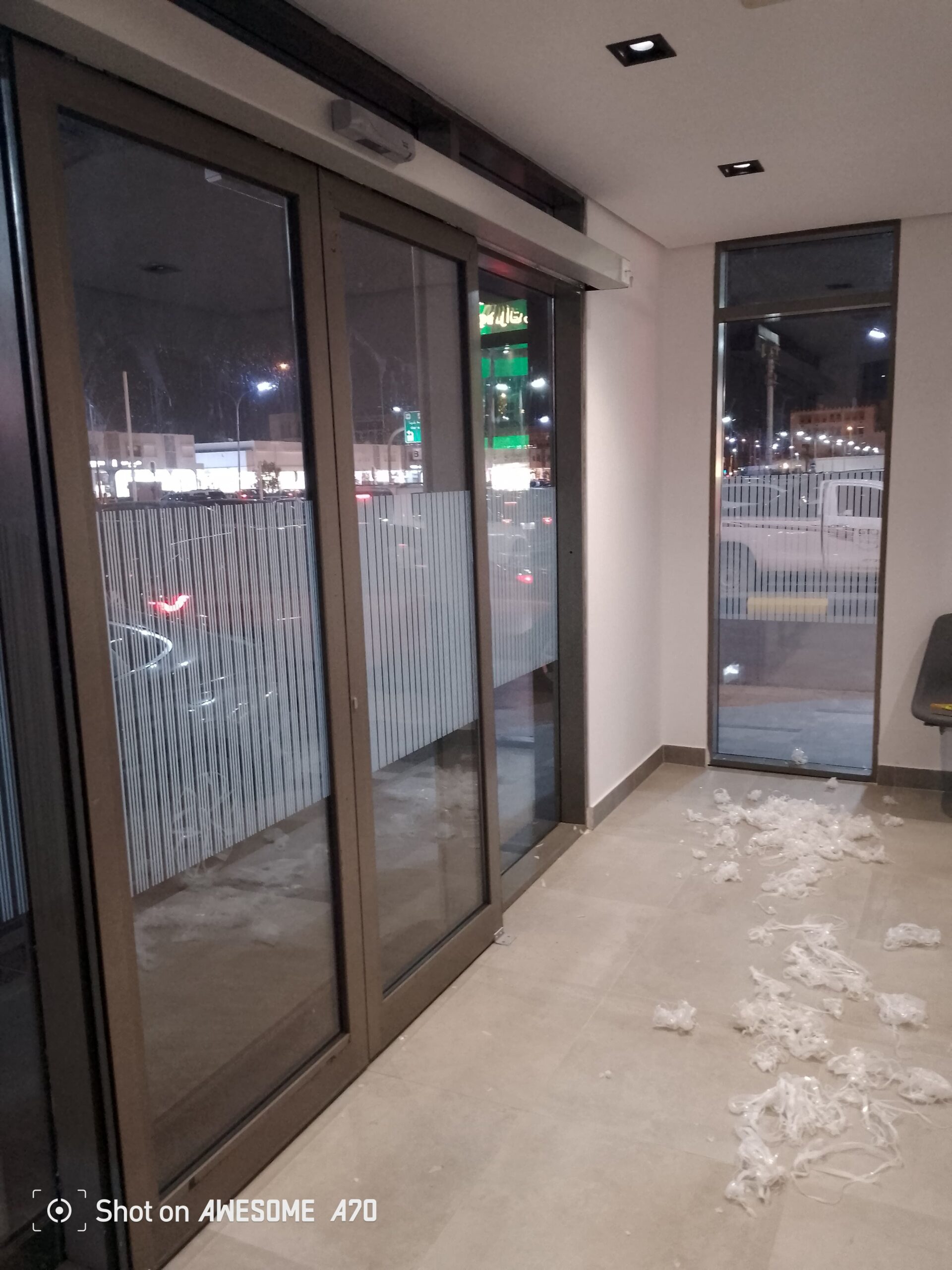 فني تركيب زجاج سيوكريت . تركيب استيكرات