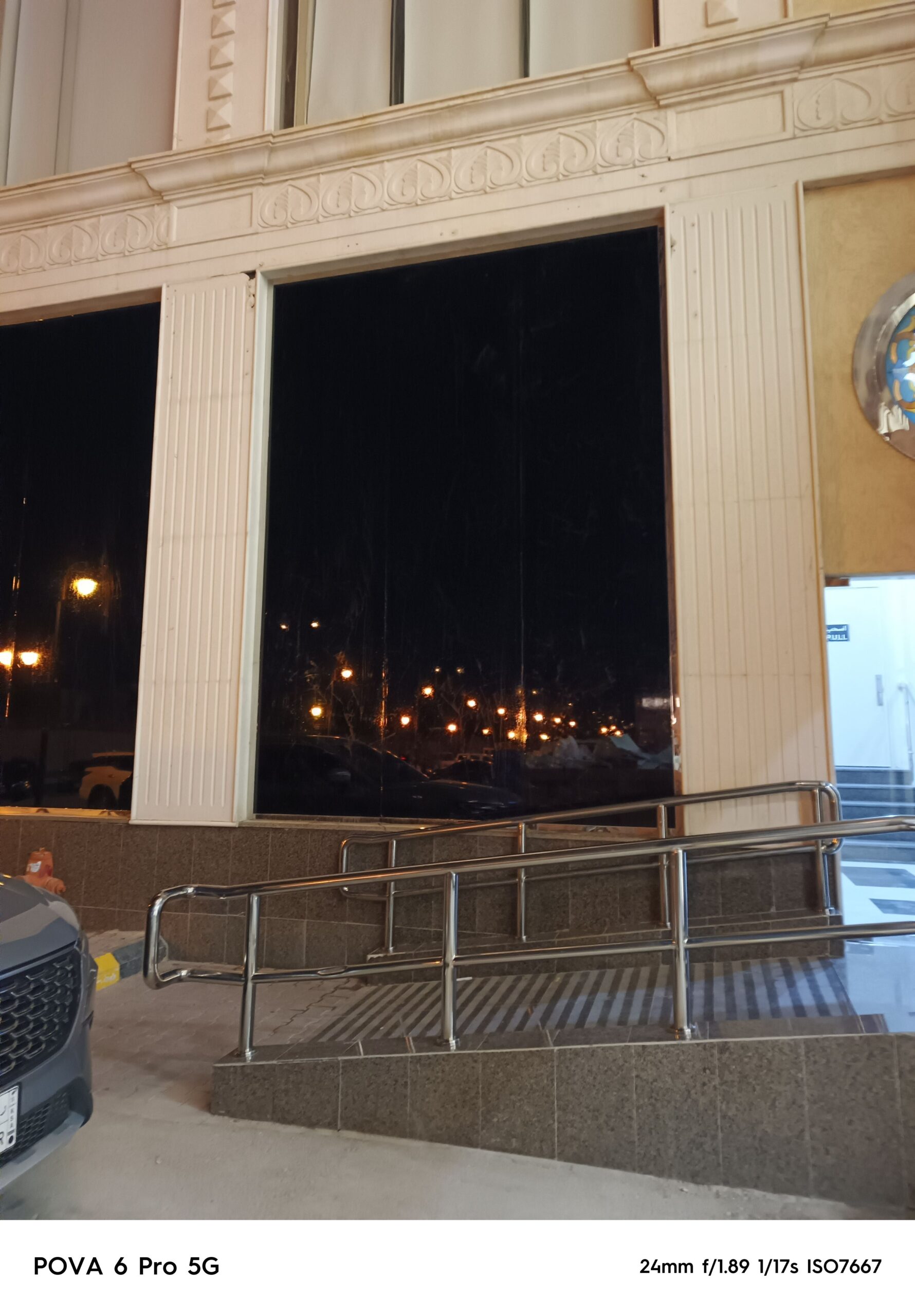 فني تركيب زجاج سيوكريت . تركيب استيكرات