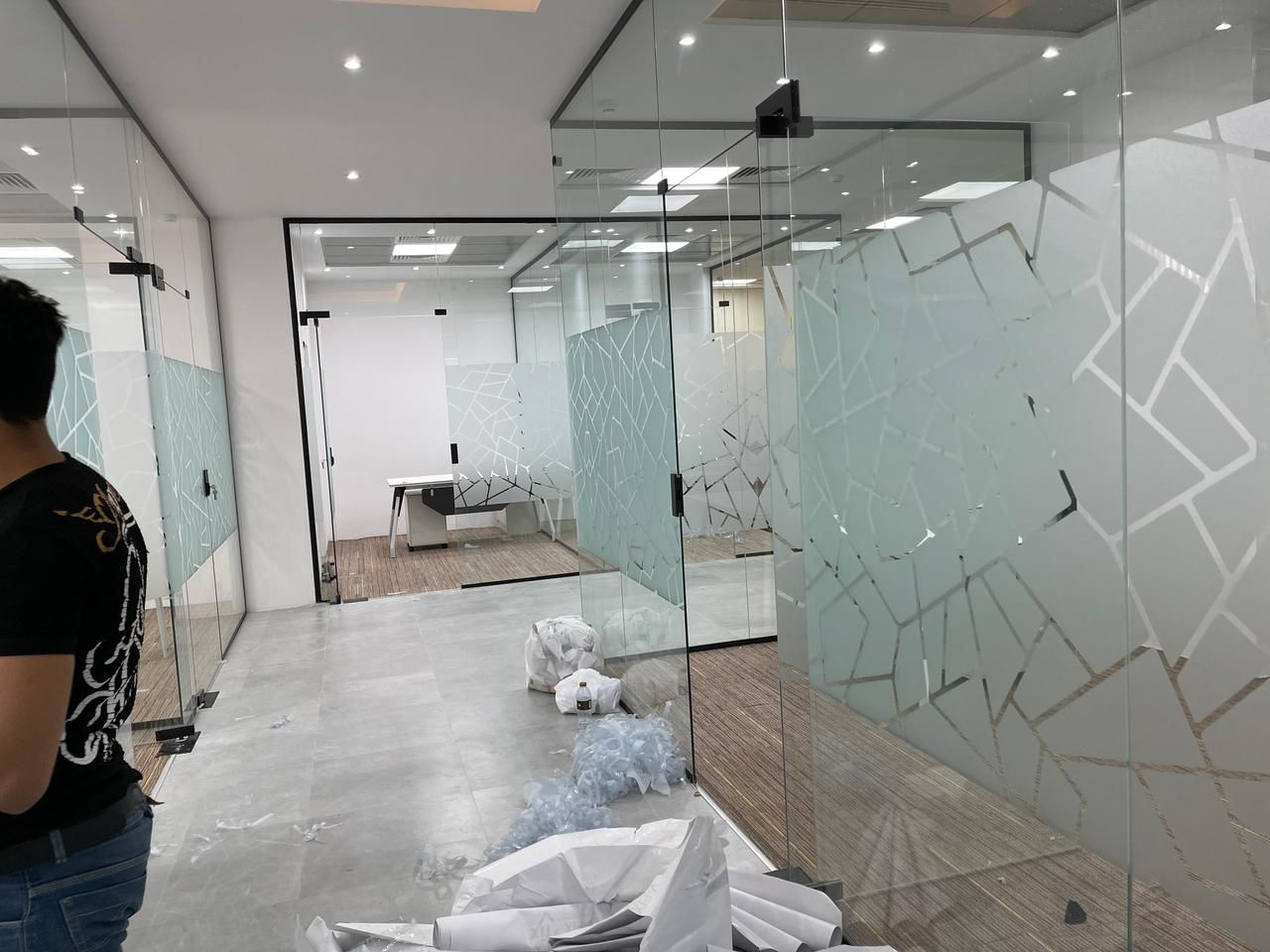 فني تركيب زجاج سيوكريت . تركيب استيكرات