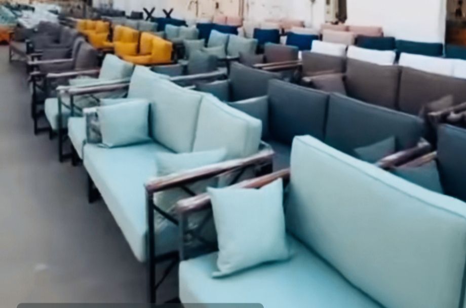 کرسی خشبی وحدید مع الجلسات وغطاء