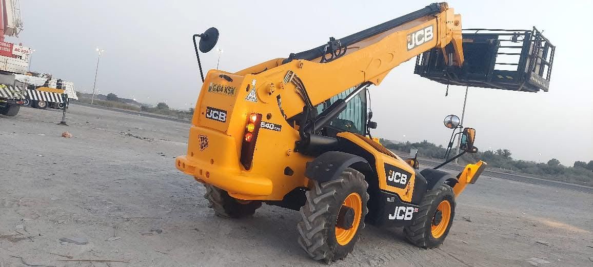 سيزر لفت للايجار اليومي والشهري مان لفت للايجار ال