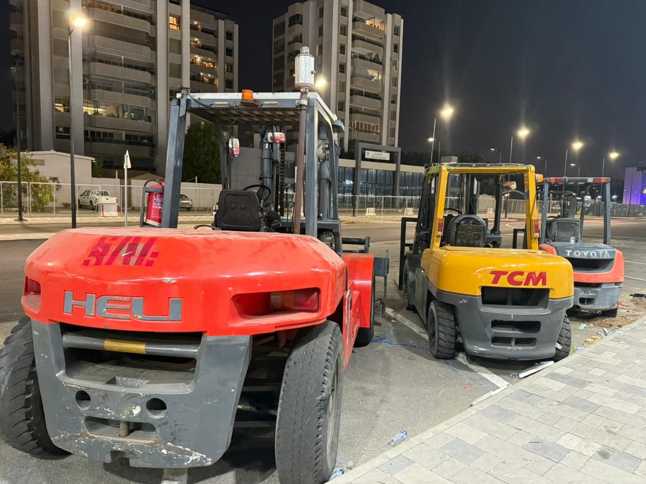 سيزر لفت للايجار رافعات شوكية للايجار