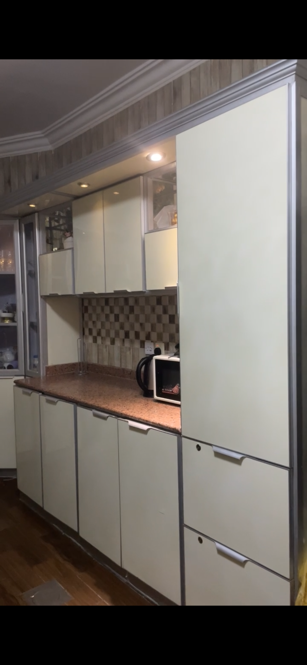 5مكيفات ودولاب مطبخ مستعمل نظيف