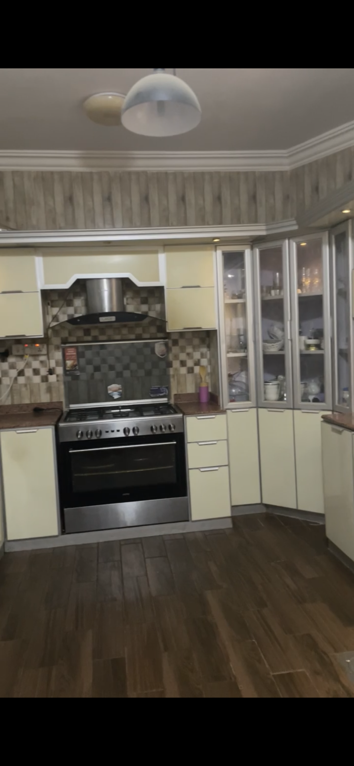 5مكيفات ودولاب مطبخ مستعمل نظيف