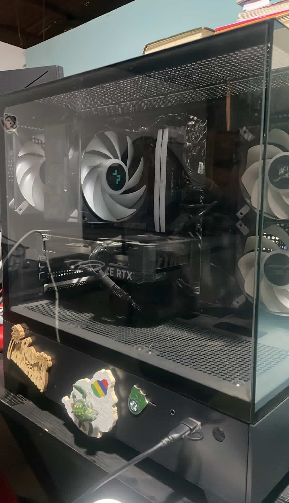 بي سي + شاشة العاب للبيع نظيف و جديد