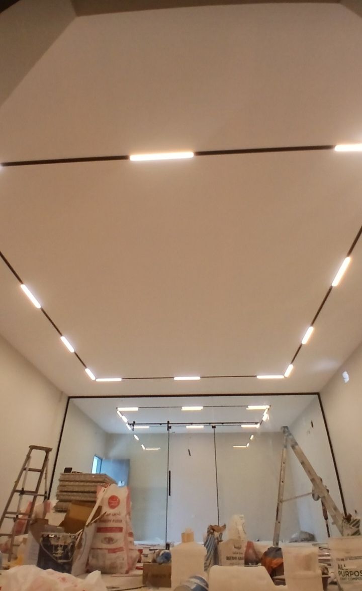 فني كهربائي وسباك