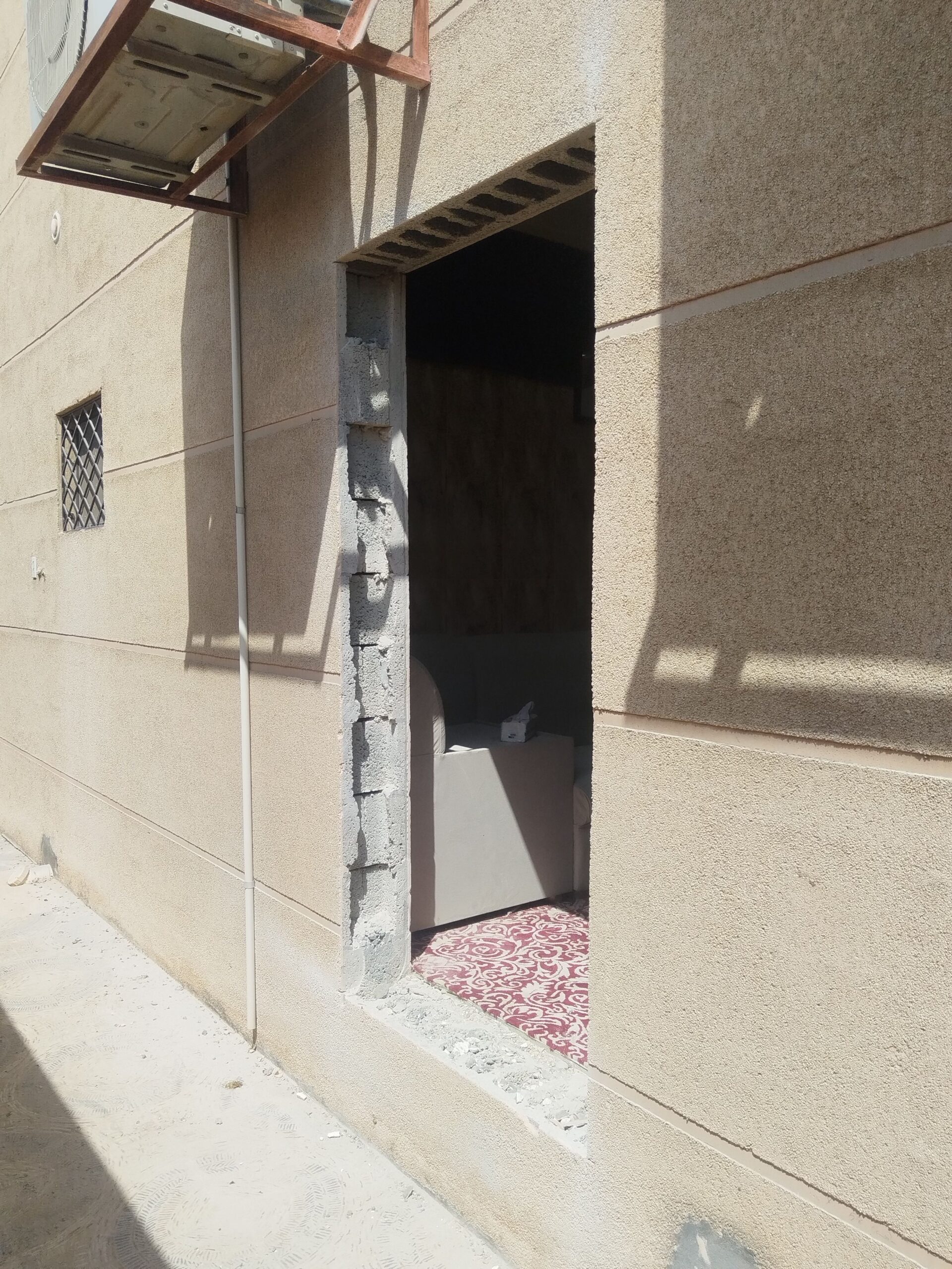 للقص وتكسير ابواب ونوافز وجدران