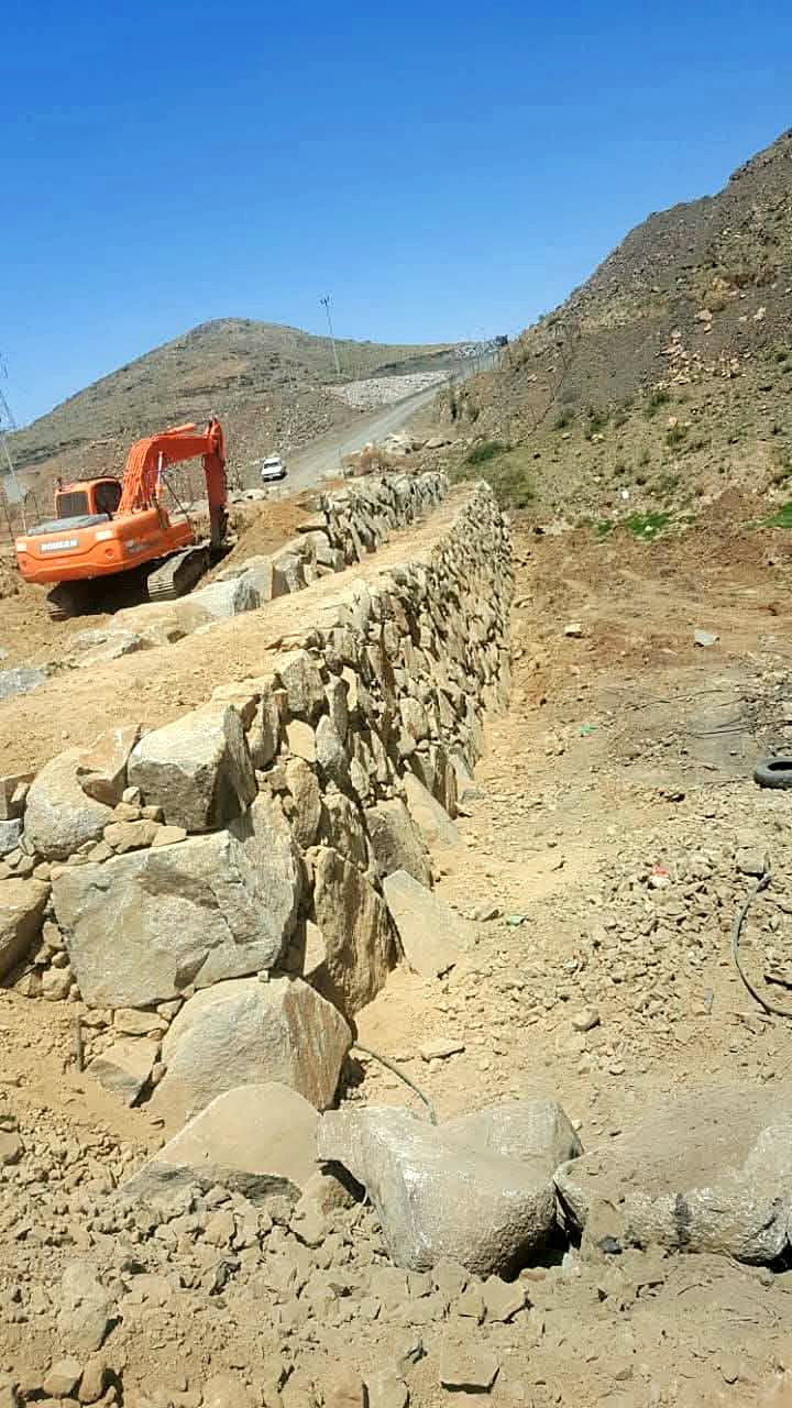 معلم حجر وبوكلين للايجار