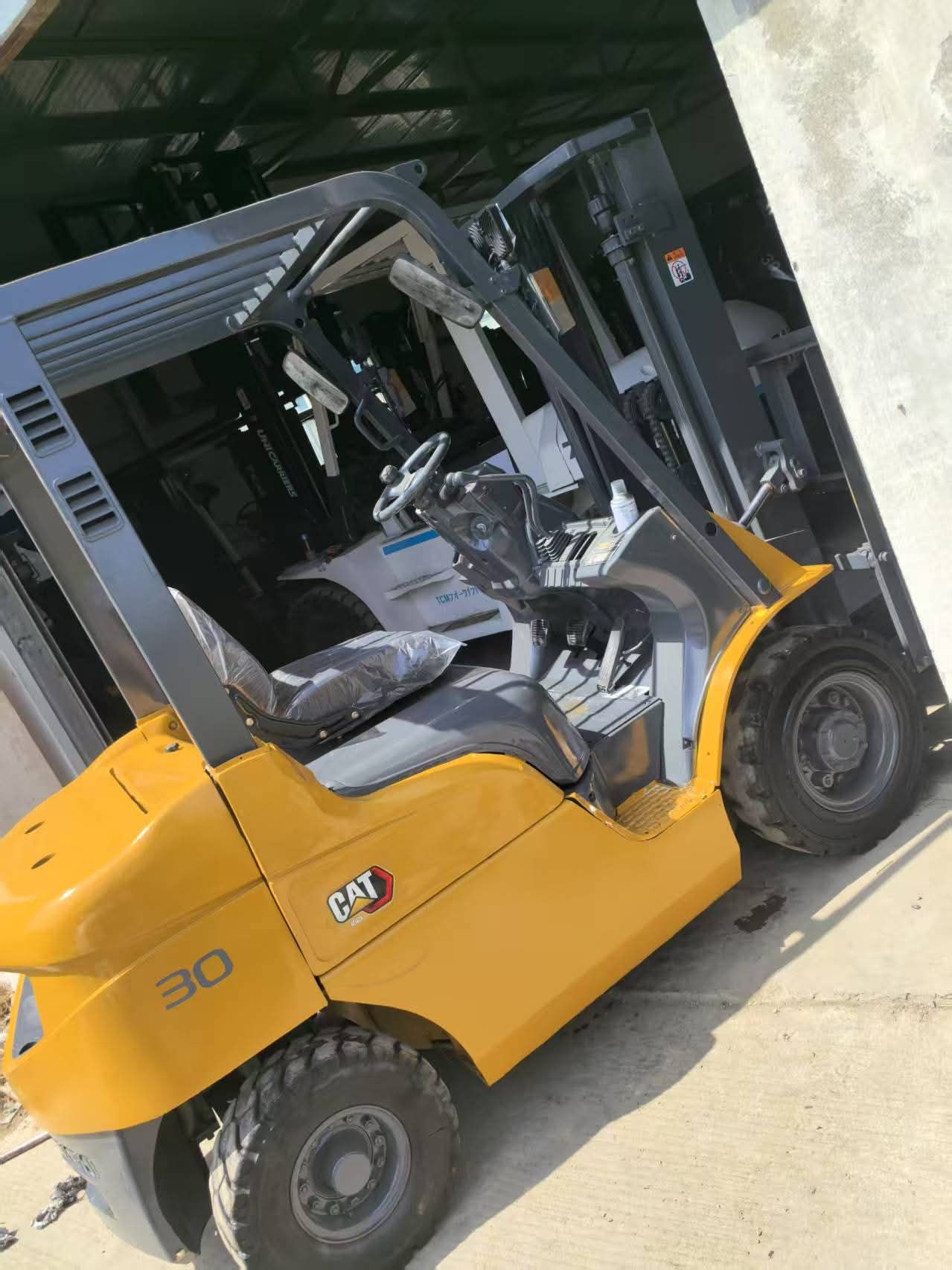 رافعة شؤكيه سكين كرينات ورافعات كلارك للايجار