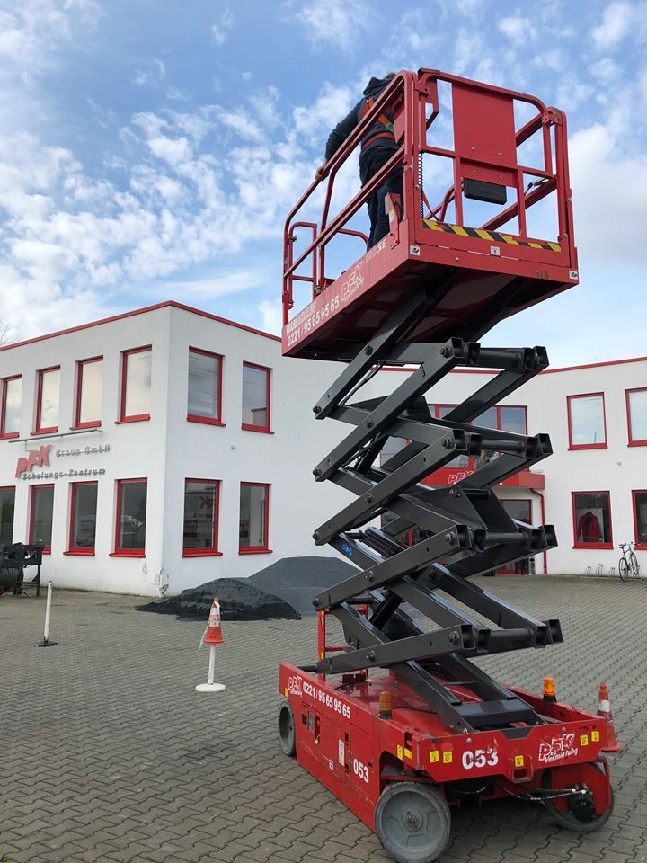 سيزرلفت للايجار مانلفت للايجار رافعة عمال للايجار