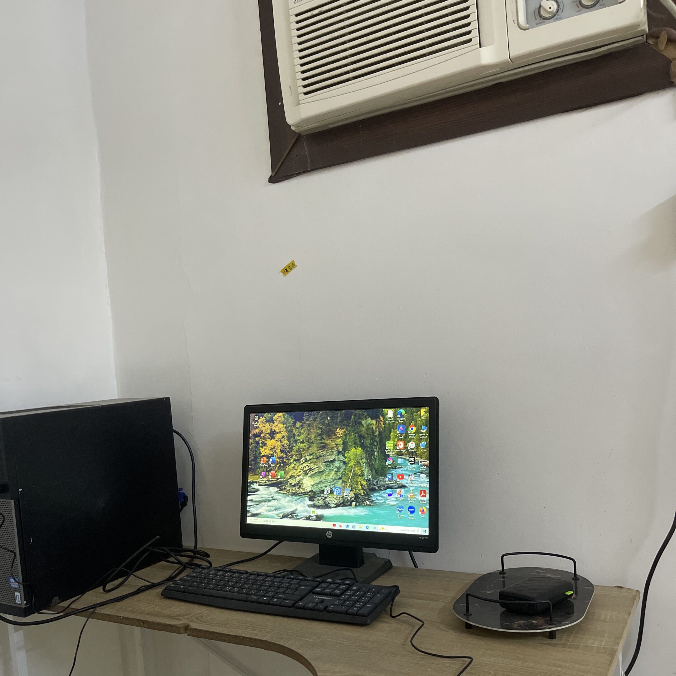 للبيع كمبيوتر مكتبي مع اغراضه كامله وطاوله