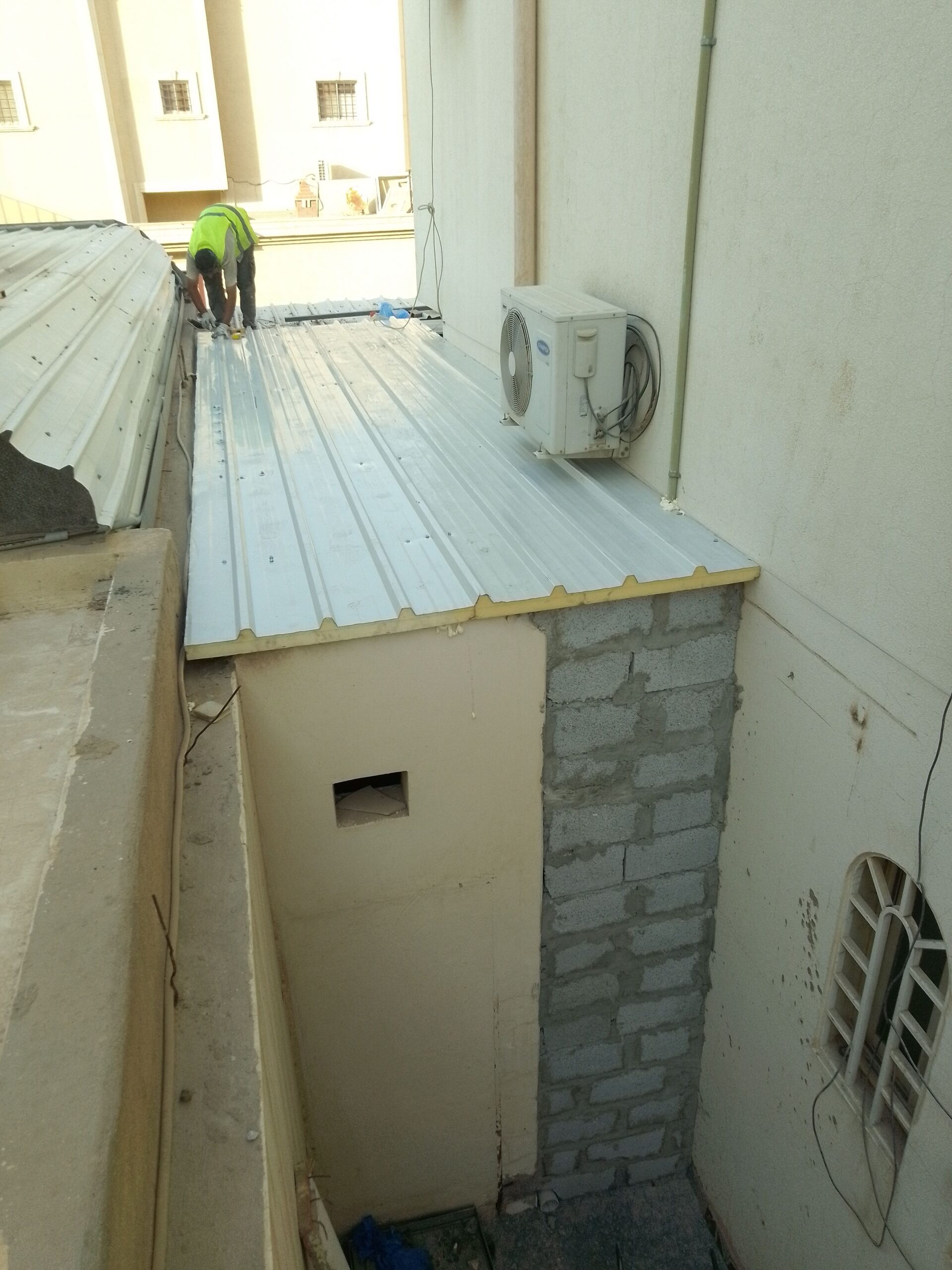 ساندوش بانل وترميم ومظلات وسواتر وبرجولات