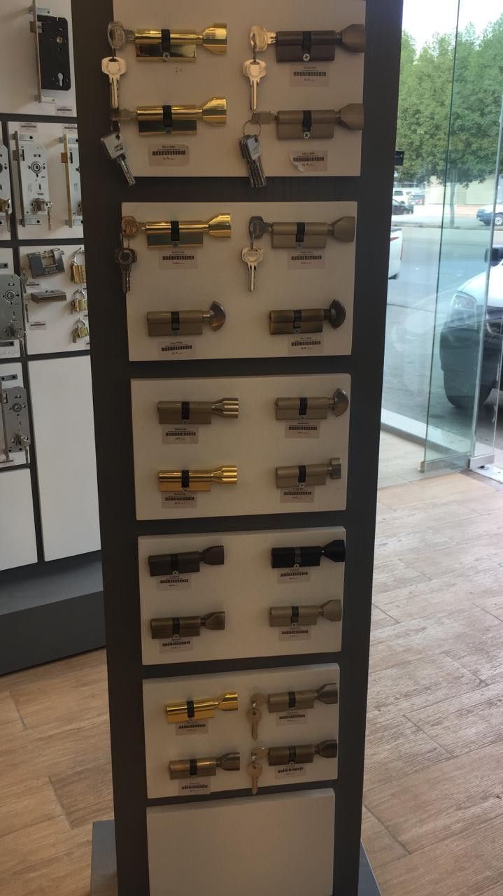 نجار ابواب فك وشراء مستعمل وصيانه وتصليح ابواب وخز