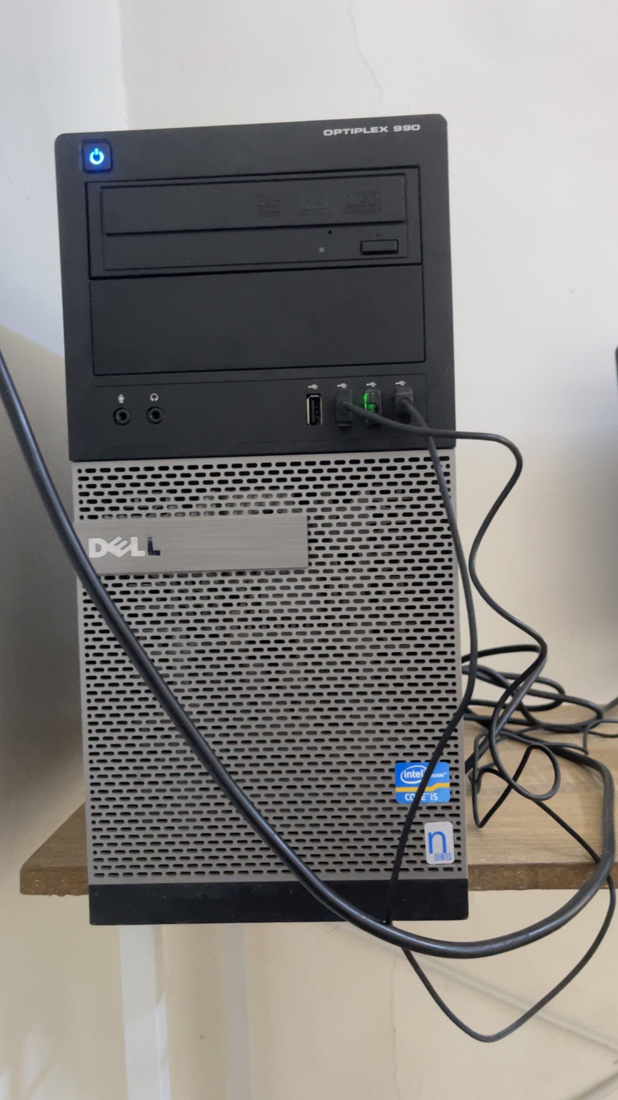 للبيع كمبيوتر مكتبي مع اغراضه كامله وطاوله