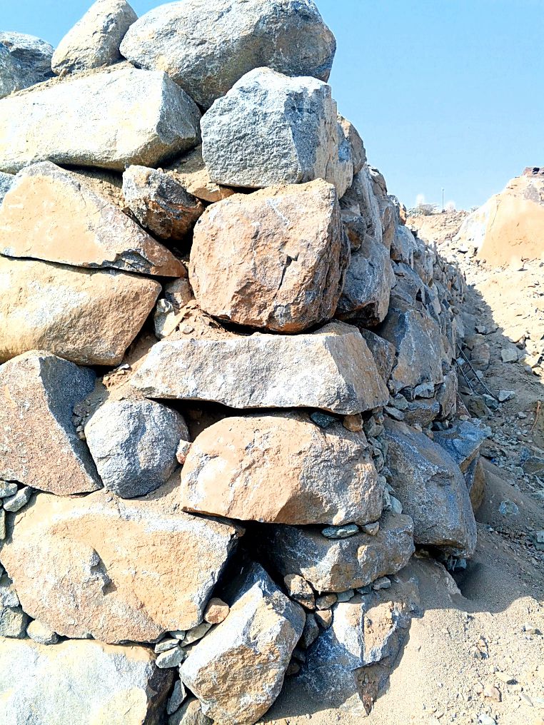 معلم حجر وبوكلين للايجار