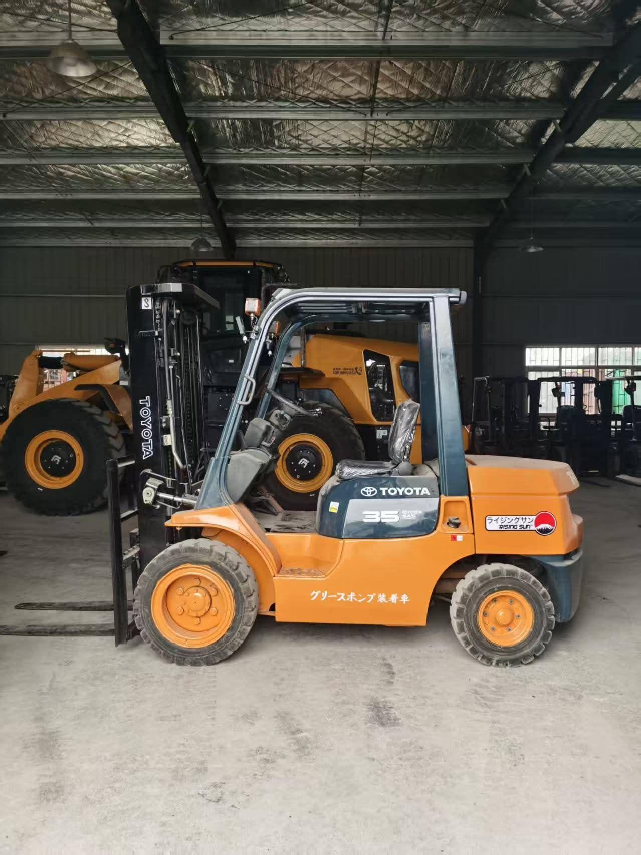 رافعة شؤكيه كرينات فوركلفت كلارك للايجار