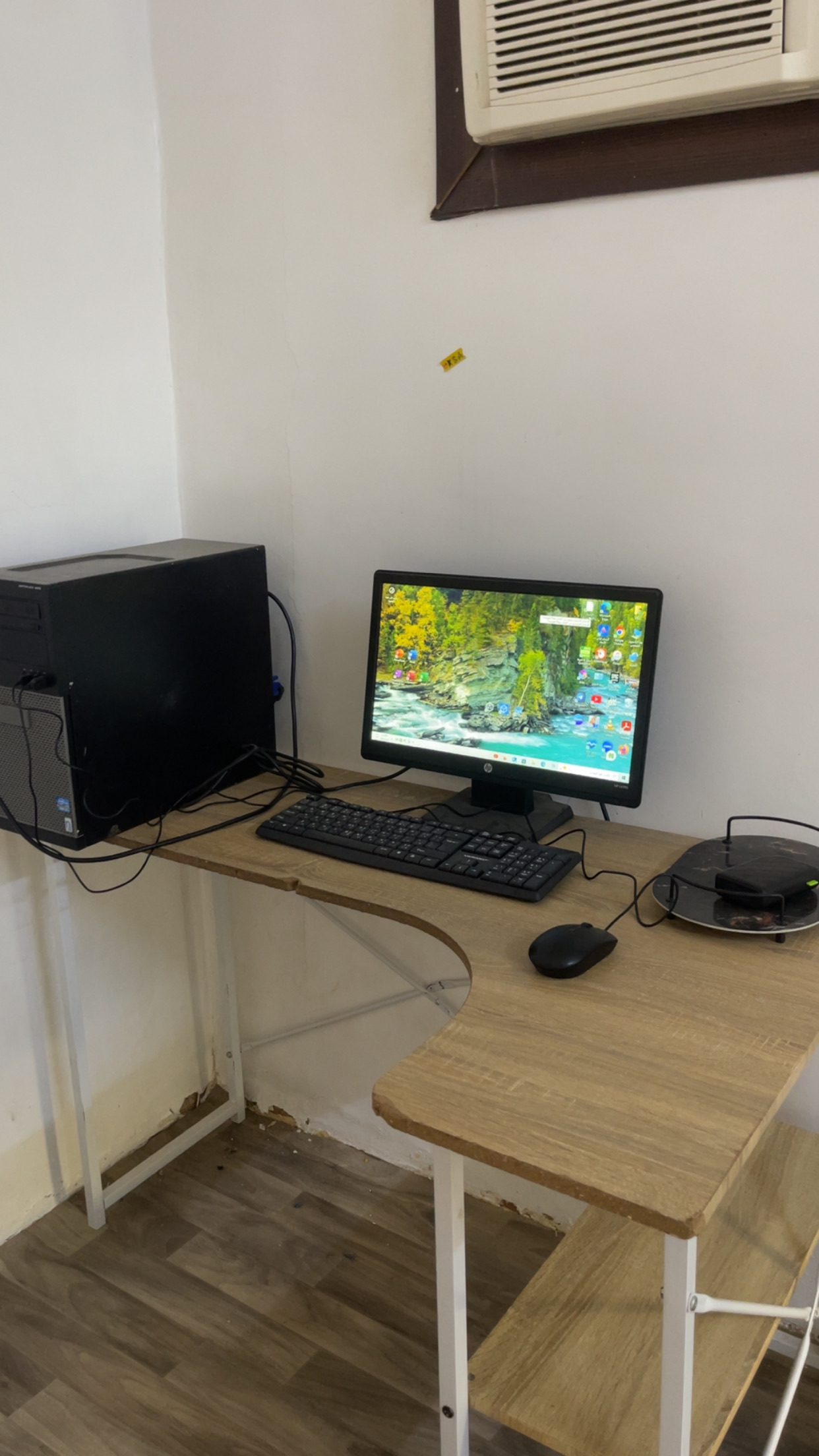 للبيع كمبيوتر مكتبي مع اغراضه كامله وطاوله