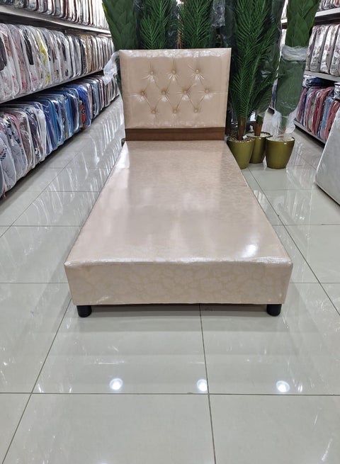 سرير مفرد مريح ومتين بقاعدة صلبة وتصميم عصري يناسب