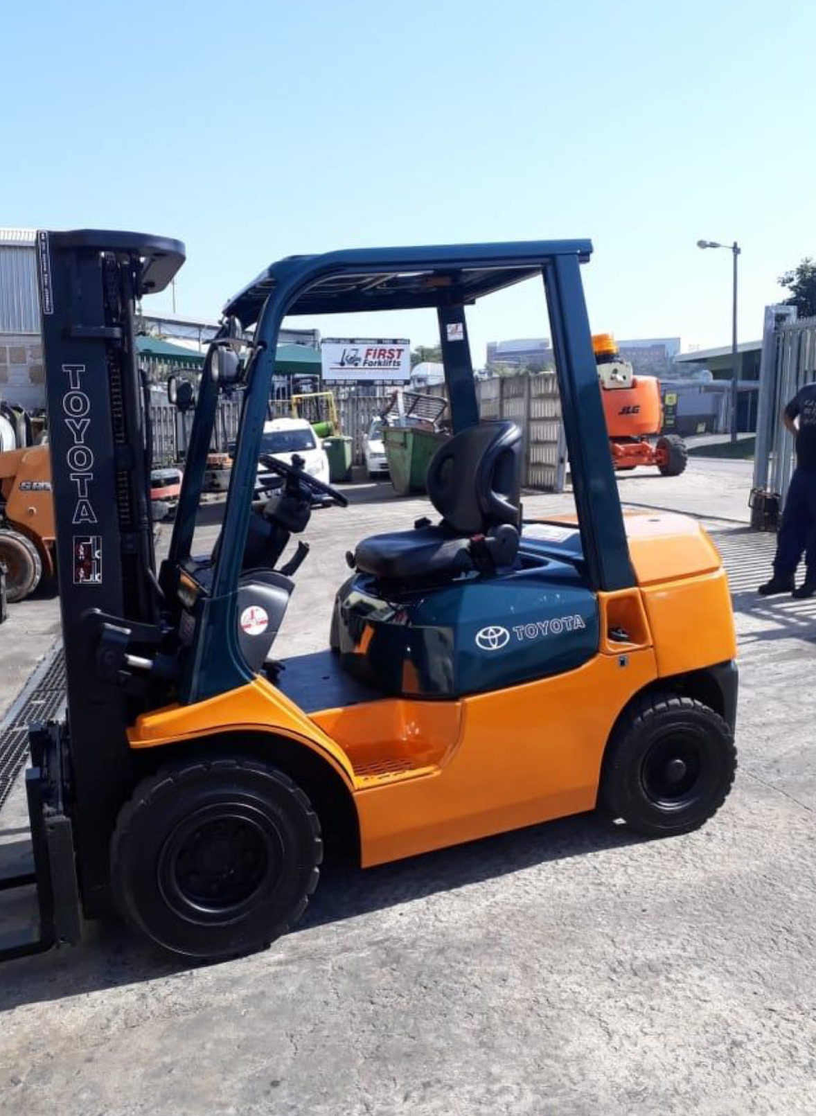 ايجار روافع شوكيه وسقالات كهربائيه