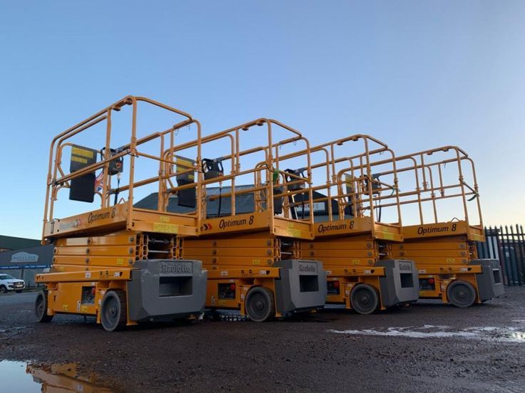 سقالات كهربائيه للايجار رافعة مقصيه للايجار سيزرلف