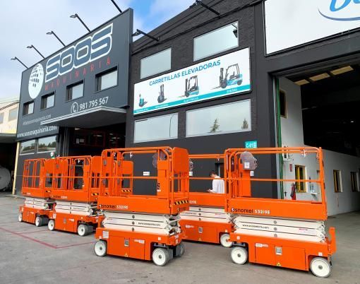 سقالات كهربائيه للايجار رافعة مقصيه للايجار سيزرلف