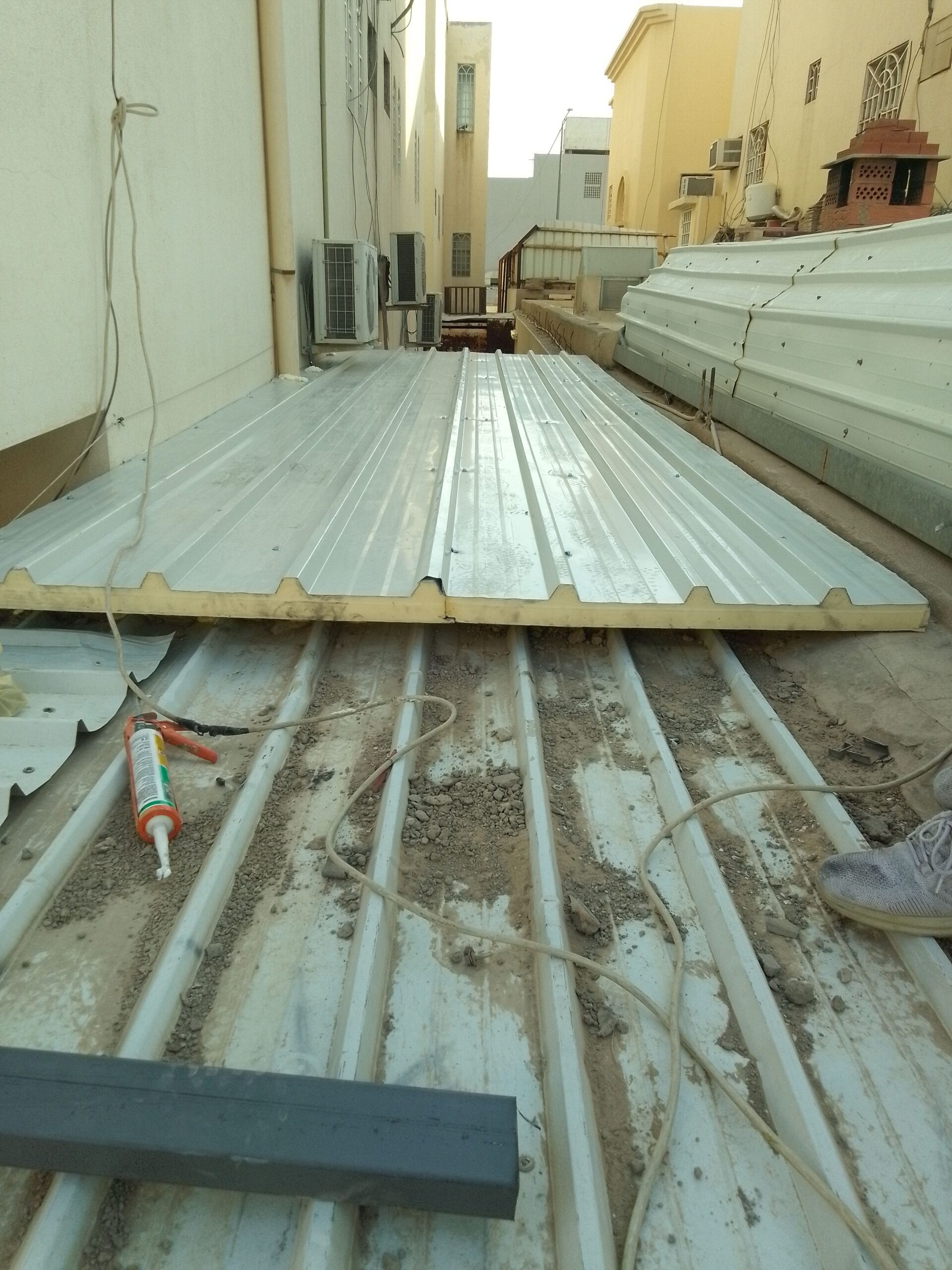 ساندوش بانل وترميم ومظلات وسواتر وبرجولات