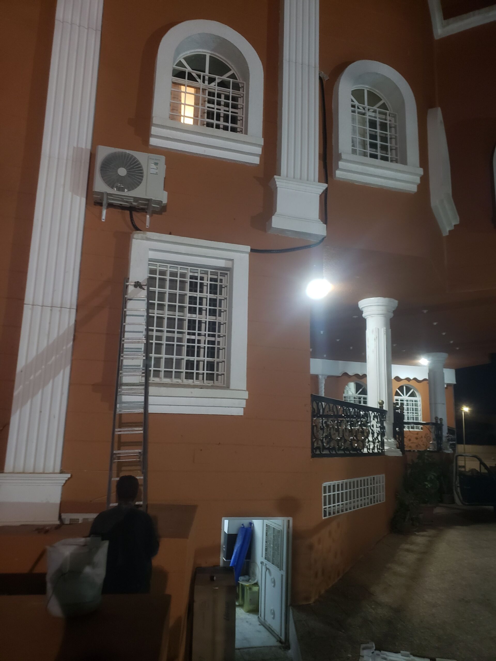 فني ومعلم مكيفات الطائف