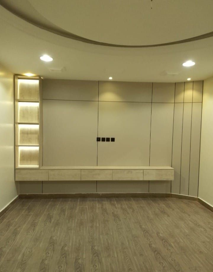 معلم لترميم المباني وتنفيذ الدهانات والديكورات وال