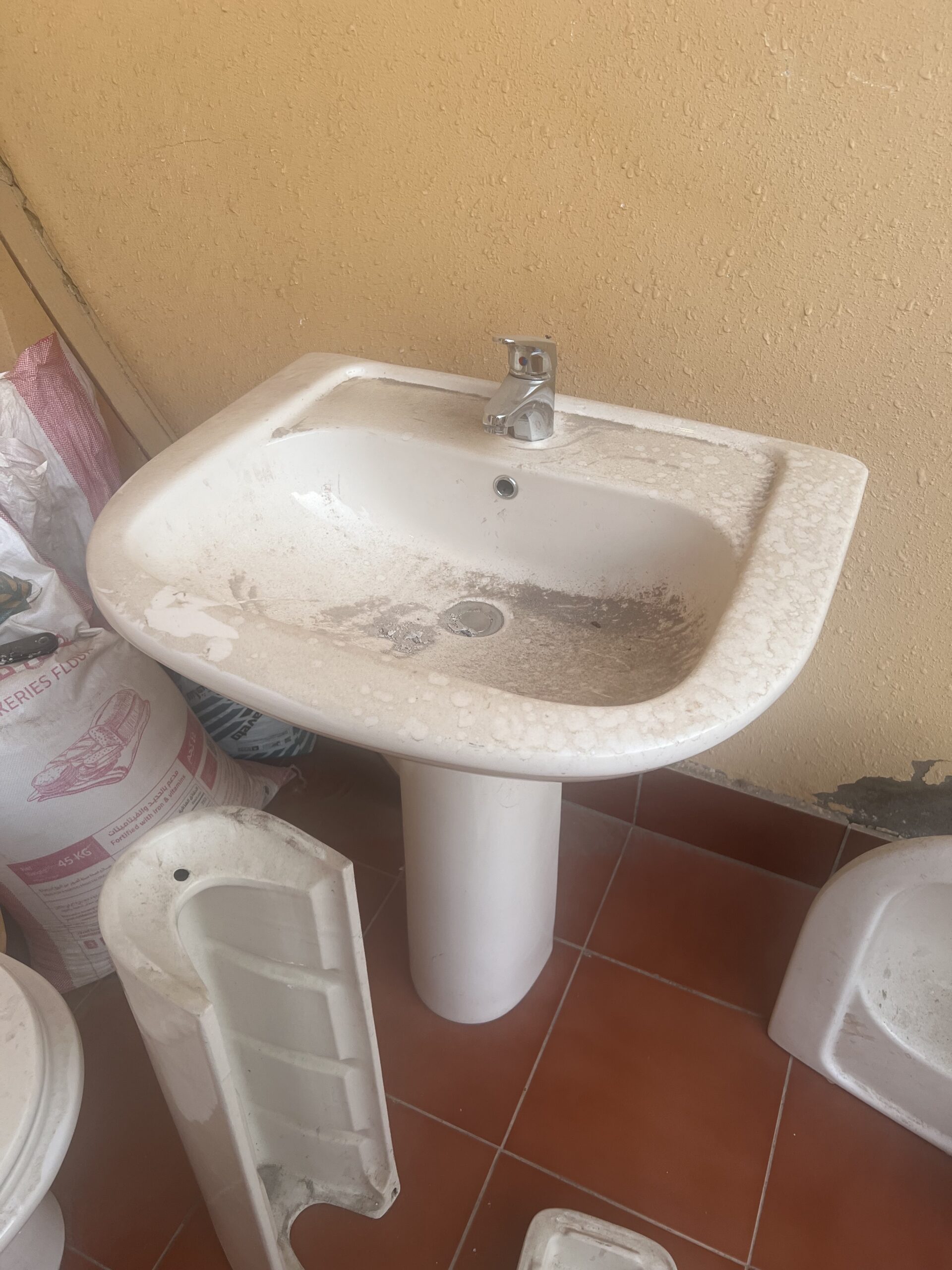 كراسي و مغاسل نظيفه بس عليها غبره و كلها سليمه ماف