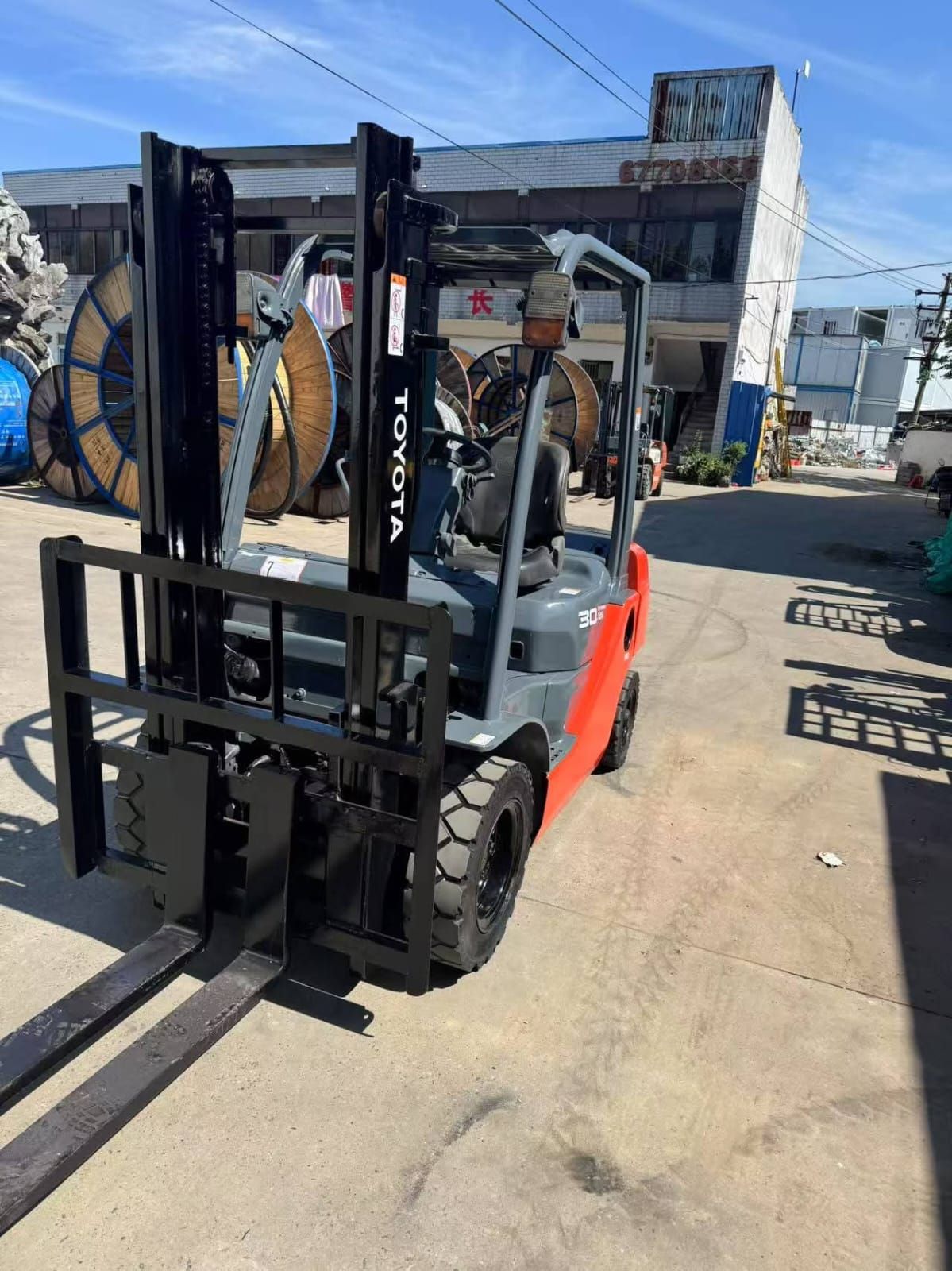 تأجير رافعة شوكية كلارك فوركلفت كل الاحجام