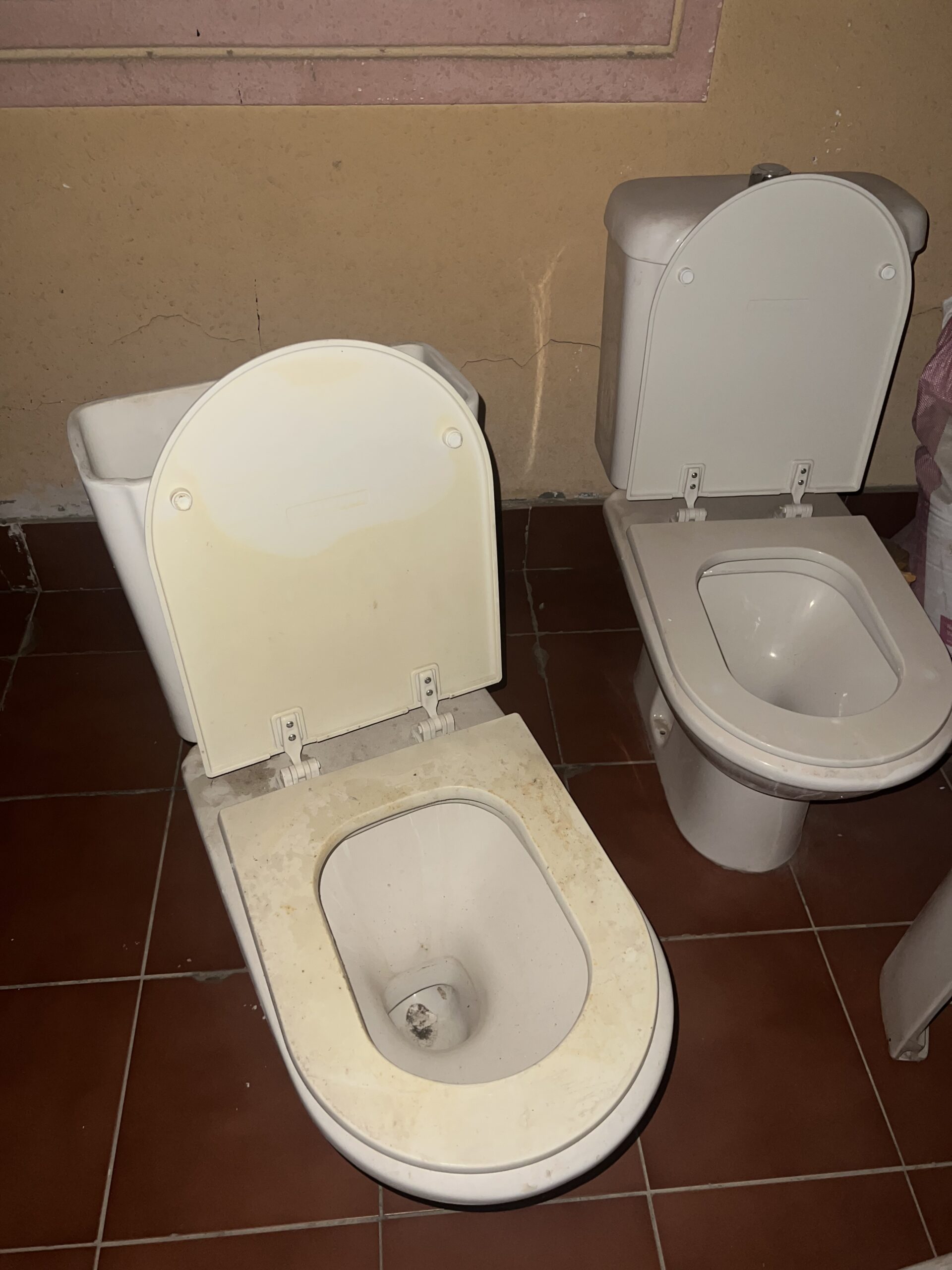 كراسي و مغاسل نظيفه بس عليها غبره و كلها سليمه ماف