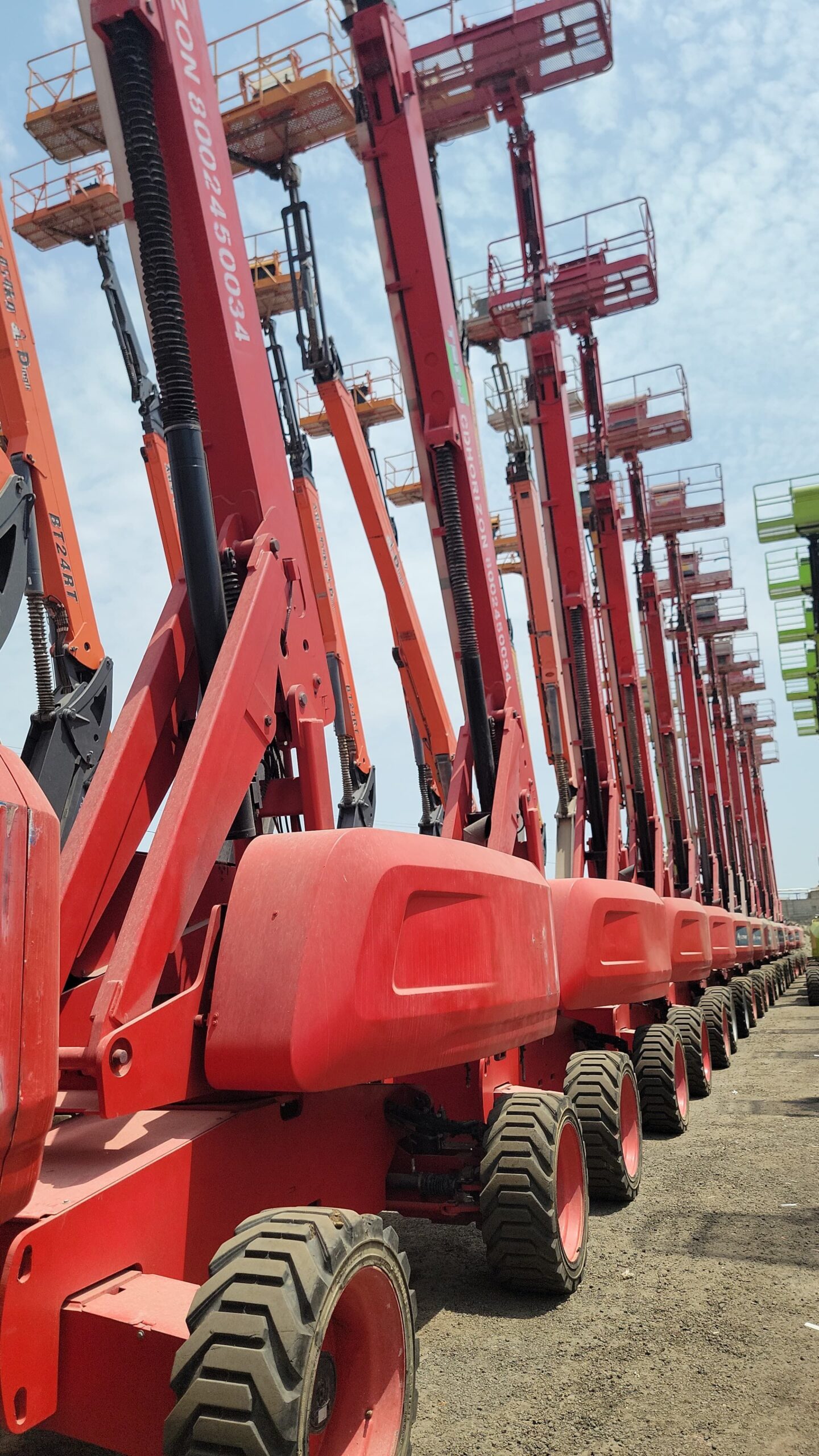 سقالات كهرباء وديزل سيزرلفت ومانلفت للايجار شهري س